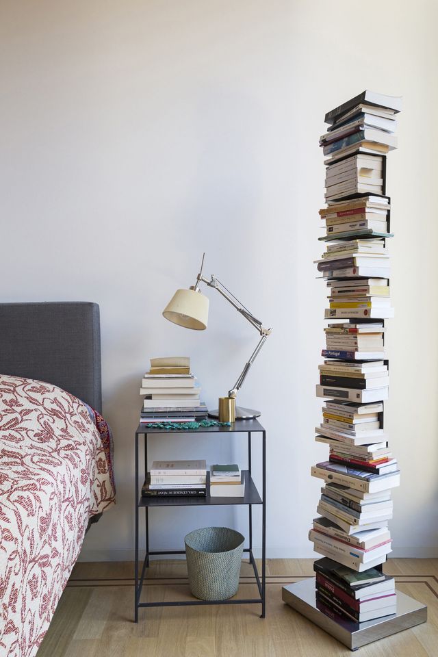 Bibliothèque ouverte : laquelle choisir pour votre mur ? Bibliothèque ouverte Ptolomeo d'Opinion Ciatti, tour de livres à côté d'un lit et d'une table de chevet