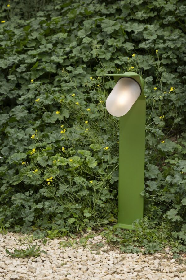borne d éclairage extérieur Sherlock grand modèle H 771 mm vert fougère verre dépoli allumée dans un massif de verdure