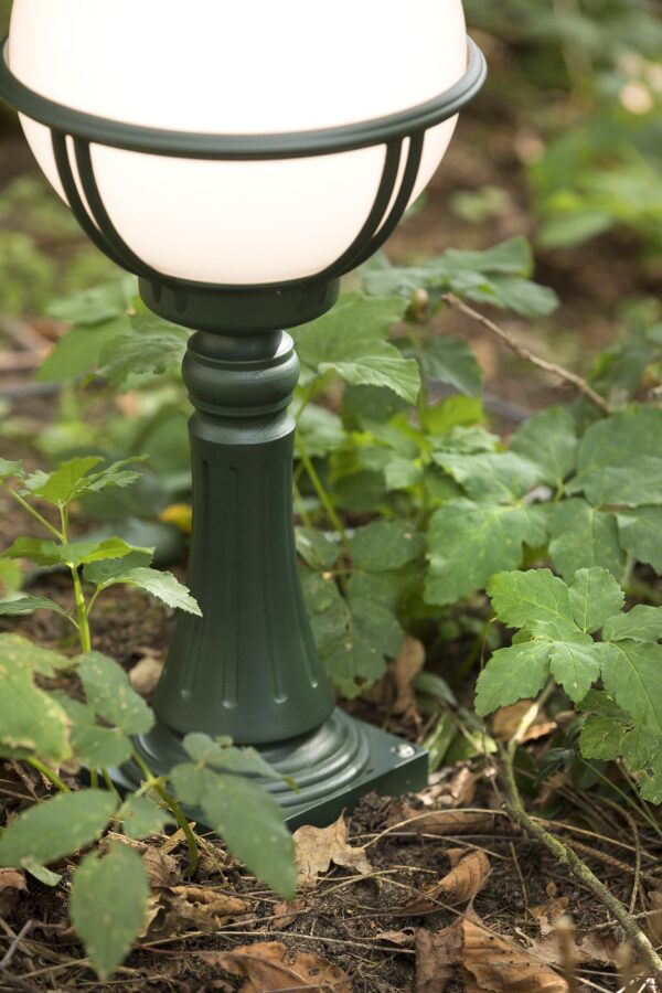 borne extérieure Boréal N° 7 en aluminium vert avec globe opale dans un sous-bois