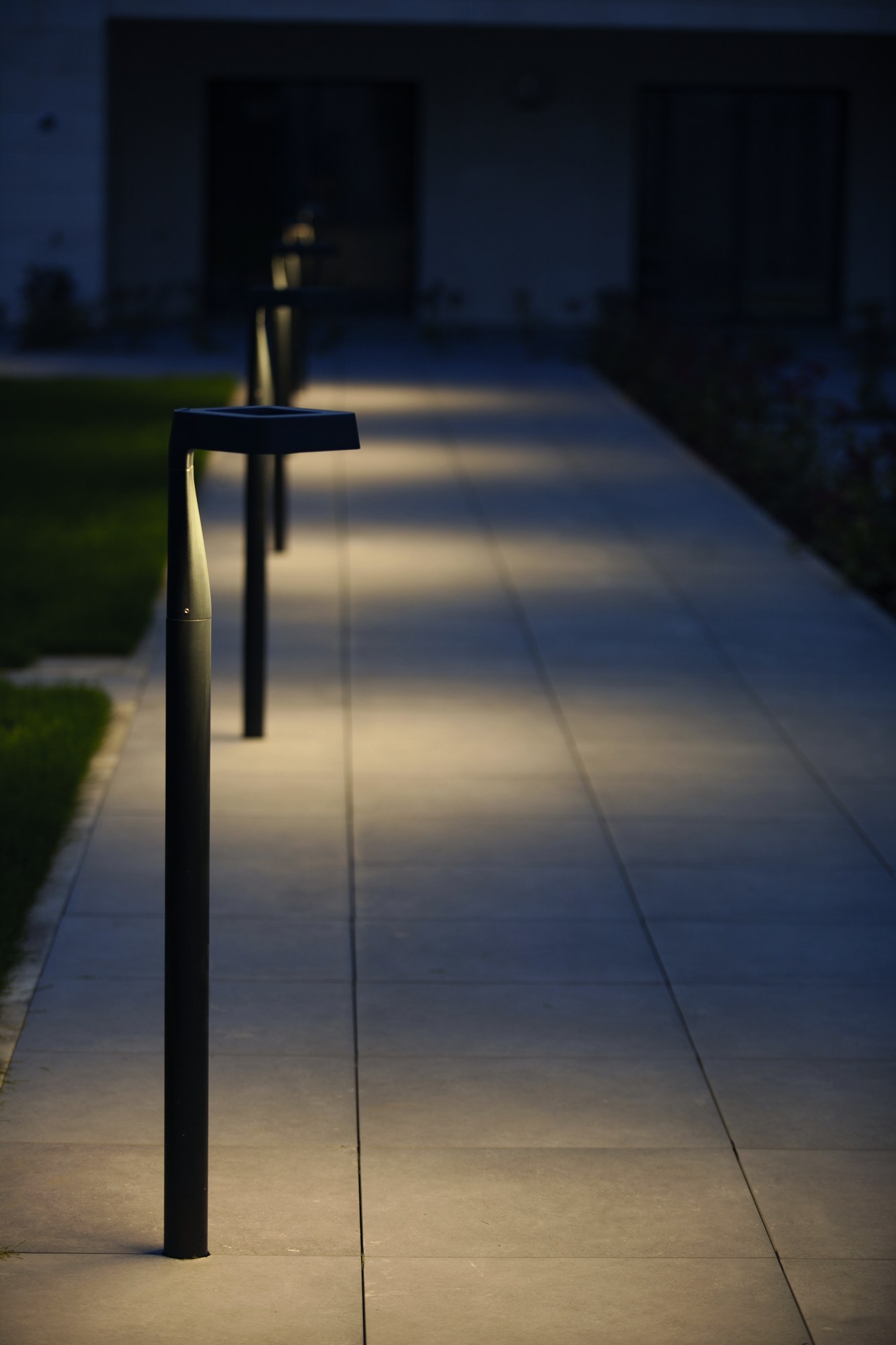 Borne extérieure Square LED en aluminium par Roger Pradier borne extérieure Square haute en gris noir alignées le long d un cheminement dallé éclairé