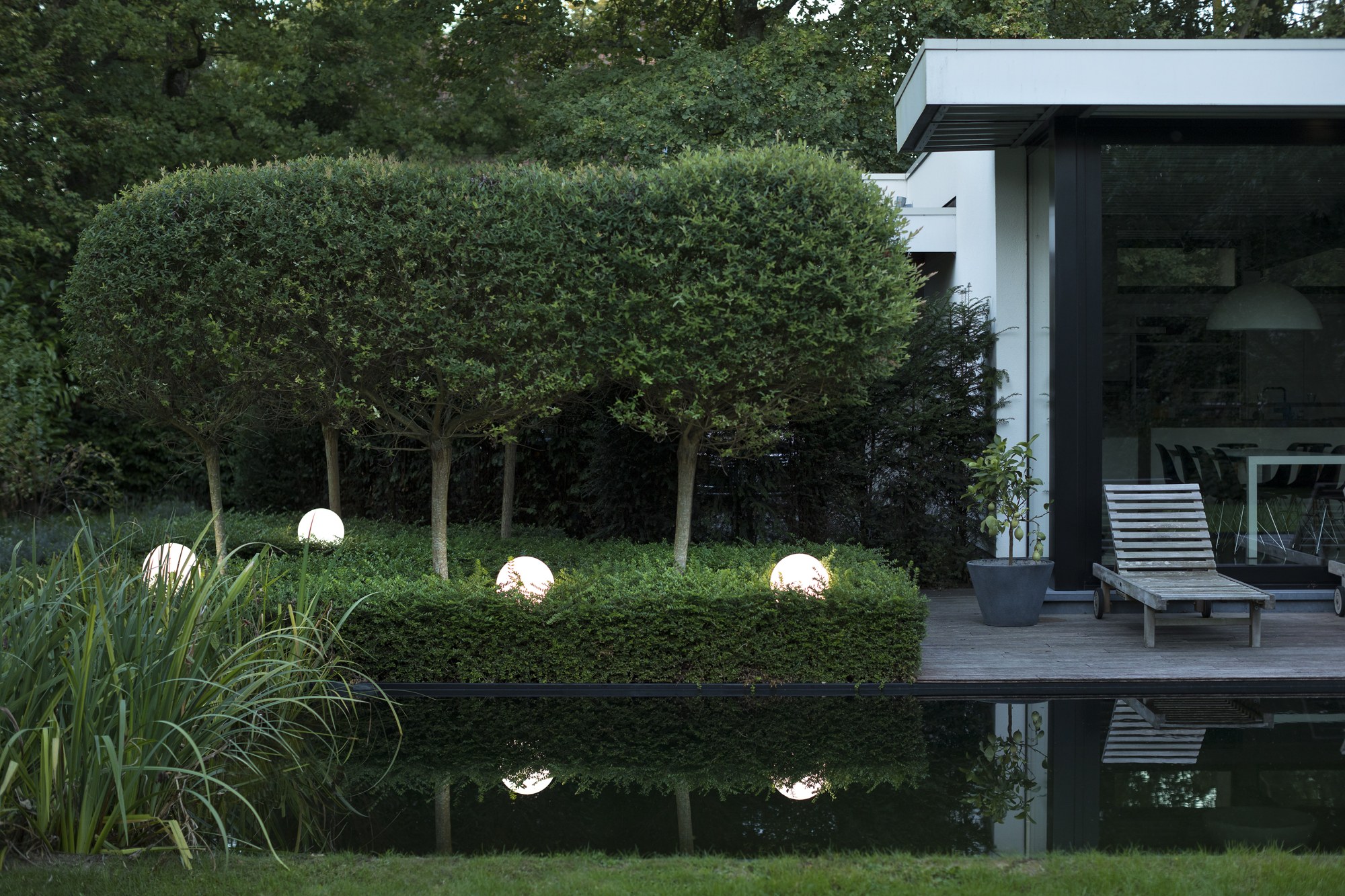 Borne Moon globe 300 mm en aluminium par Roger Pradier borne Moon globe 300 mm globes opale éclairés au bord d un bassin devant une terrasse en bois