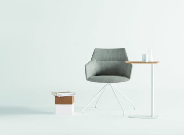 bout de canapé Inclass Lan à pied blanc et plateau en chêne, à côté du fauteuil pivotant