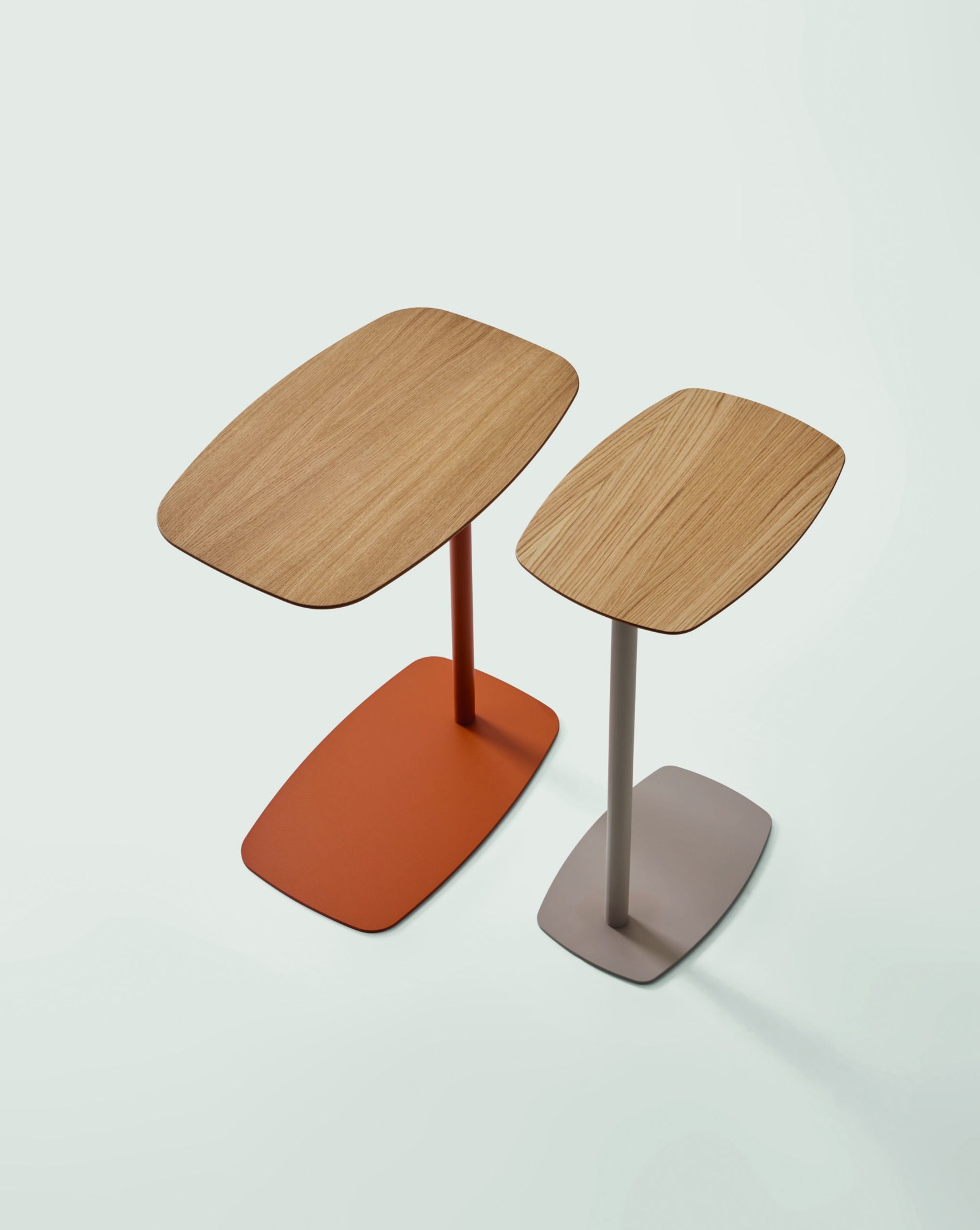 Bout de canapé Lan par Inclass, deux tailles, plateau en chêne bout de canapé Inclass Lan, vue de dessus de deux plateaux en chêne sur bases orange et taupe