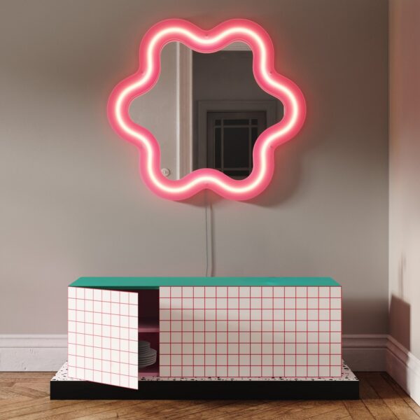 Comment Adopter la Tendance Déco Pop : L'Univers de la Marque Seletti buffet design vintage, buffet sous un miroir néon rose