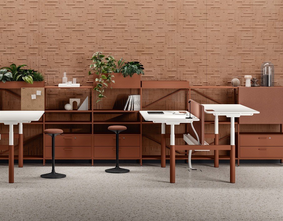 Bureau assis debout Nuvola e par Bralco, électrique, 140 à 200 cm bureaux assis debout Nuvola e Bralco blancs en composition bench, ambiance terracotta