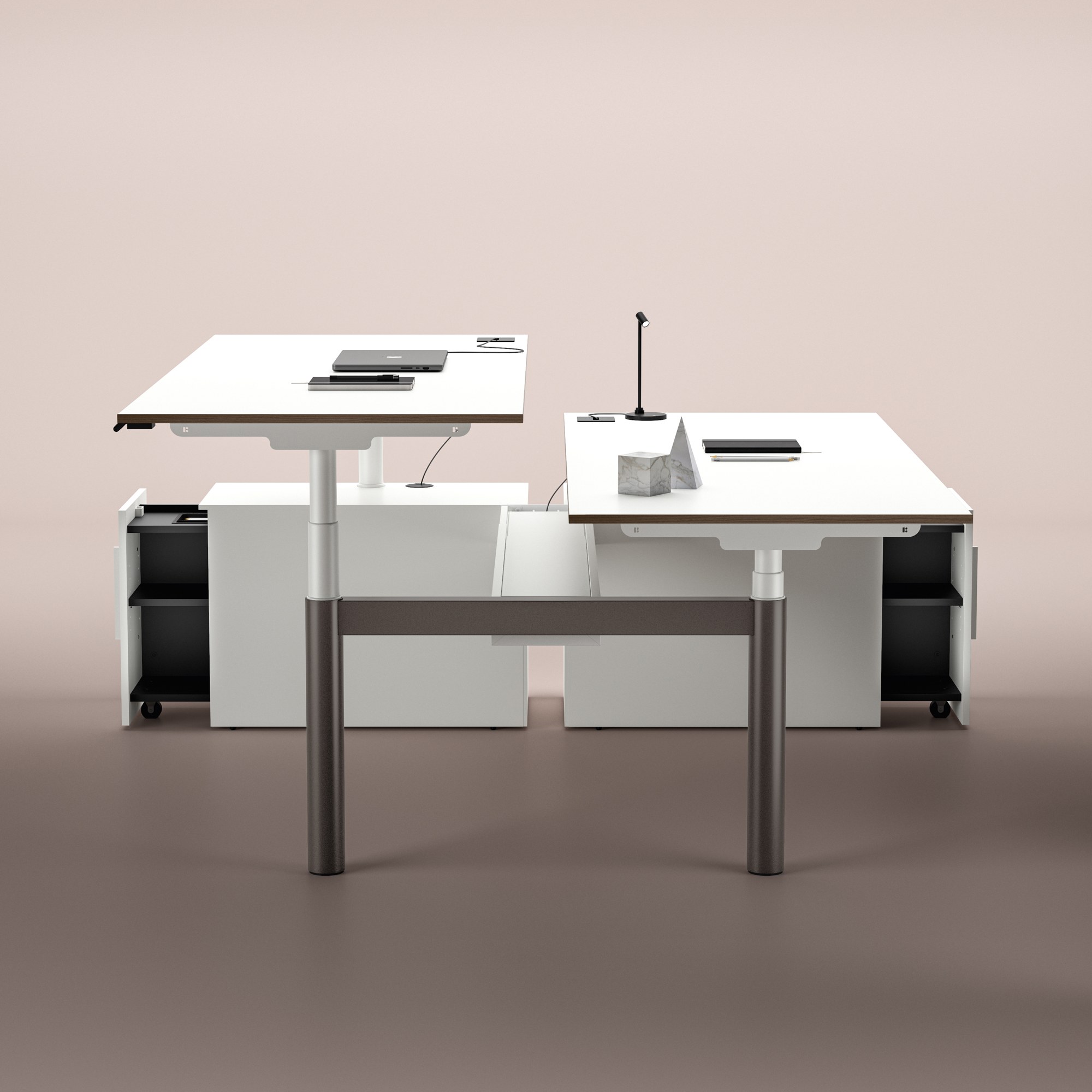 Bureau assis debout Nuvola e par Bralco, électrique, 140 à 200 cm bureaux assis debout Nuvola e Bralco blancs face à face avec caissons, ambiance rose