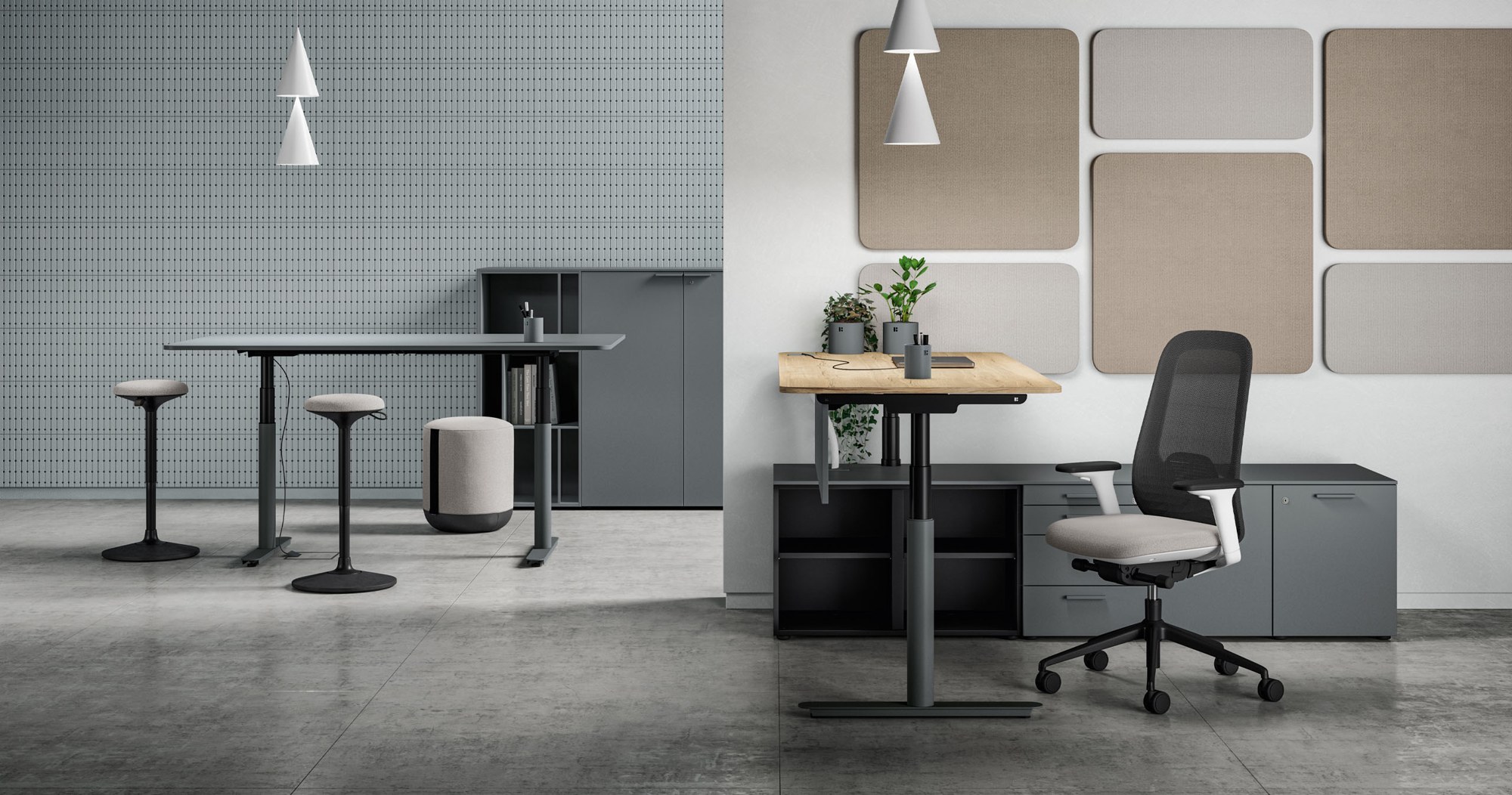 Bureau assis debout Nuvola e par Bralco, électrique, 140 à 200 cm bureau assis debout Nuvola e Bralco dans un poste de travail avec fauteuil et rangements