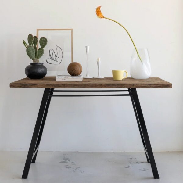 bureau bois récupéré Urban Nature Culture, dans un décor clair avec un cactus, des vases et des bougeoirs