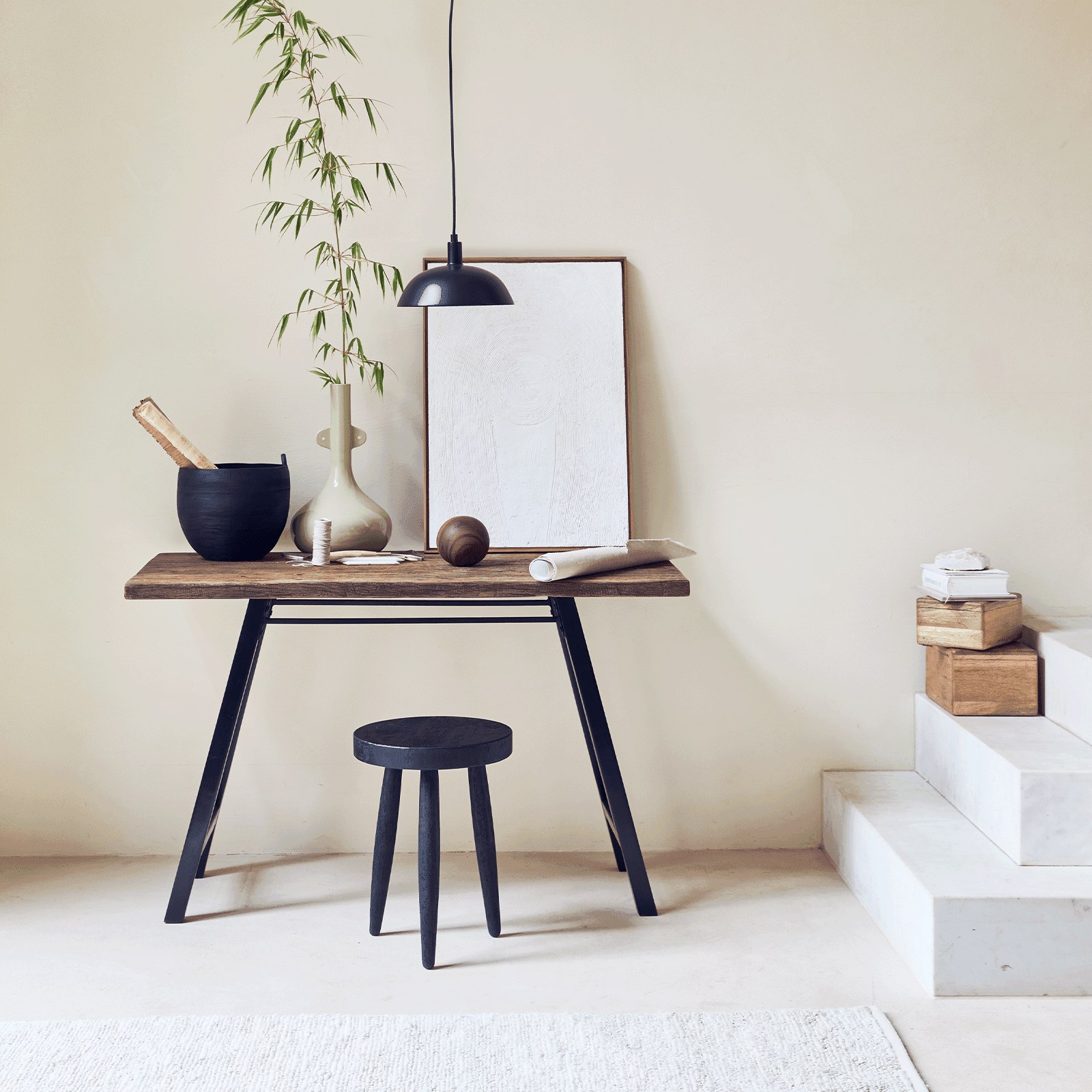 Bureau en bois récupéré par Urban Nature Culture, pieds acacia noir bureau bois récupéré Urban Nature Culture, dans un coin avec une lampe suspendue et un tabouret noir