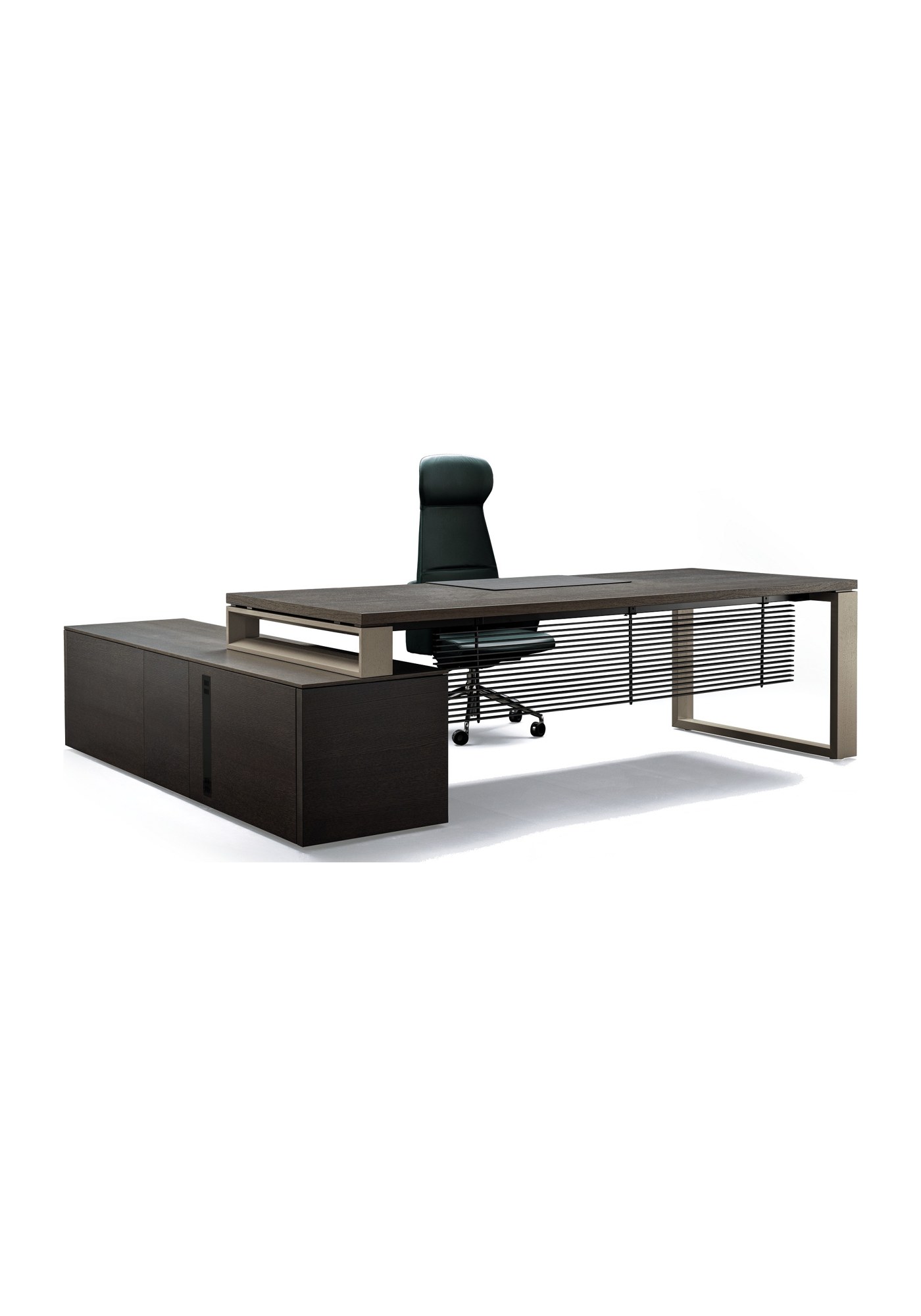 Bureau de direction Arche par Bralco, plateau chêne ou verre bureau de direction Arche Bralco en chêne foncé avec meuble de service et voile de fond en lamelles, fond blanc