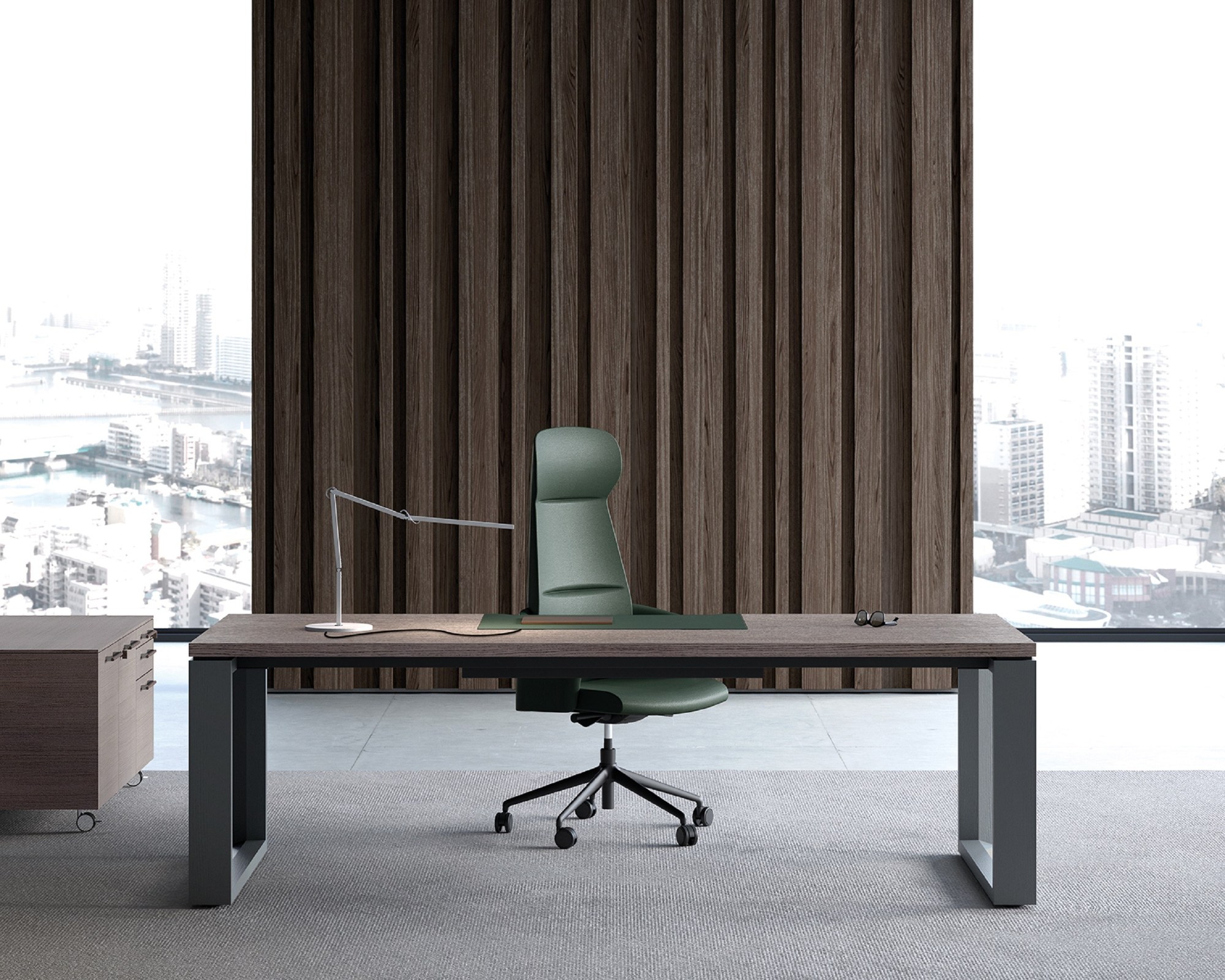 Bureau de direction Arche par Bralco, plateau chêne ou verre bureau de direction Arche Bralco gris avec fauteuil vert, piétements en portique