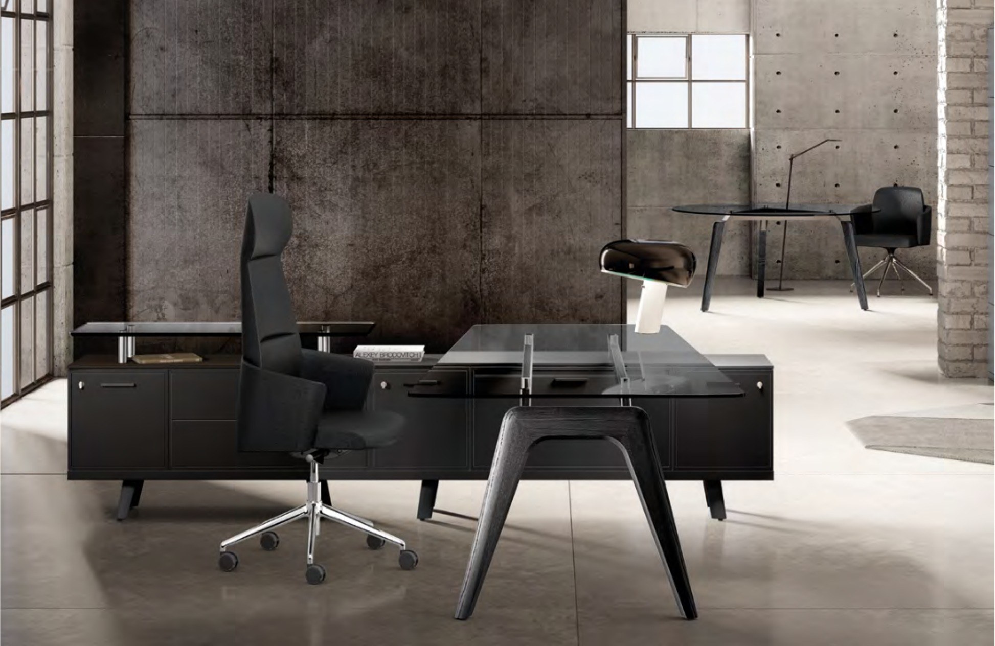 Bureau de direction Rail par Bralco, bois ou verre, 4 tailles bureau de direction Rail Bralco à plateau en verre dans un bureau de style loft