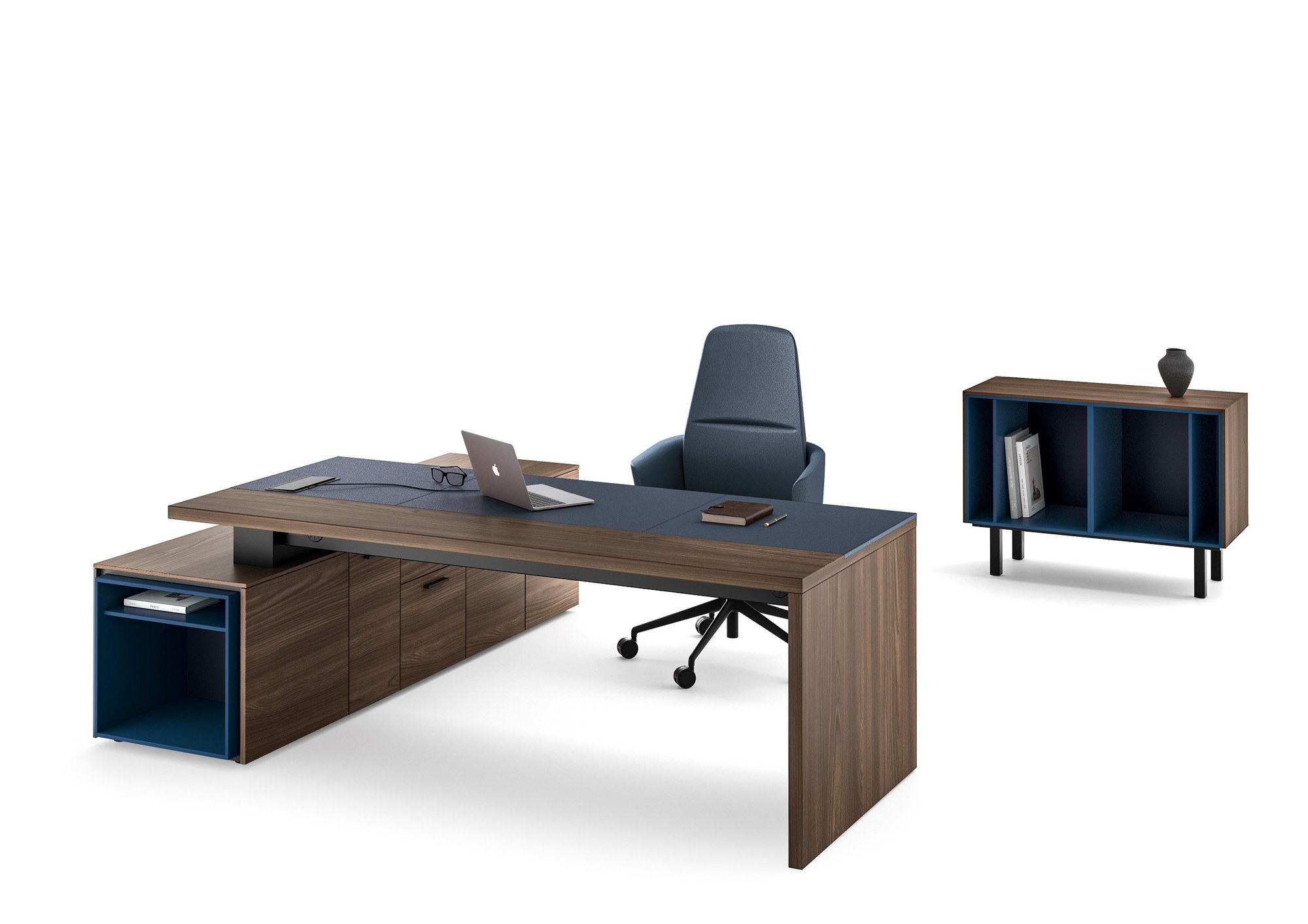 Bureau de direction Sile par Bralco, côtés pleins ou 4 pieds bureau de direction Sile Bralco en noyer avec insert bleu nuit et meuble de service