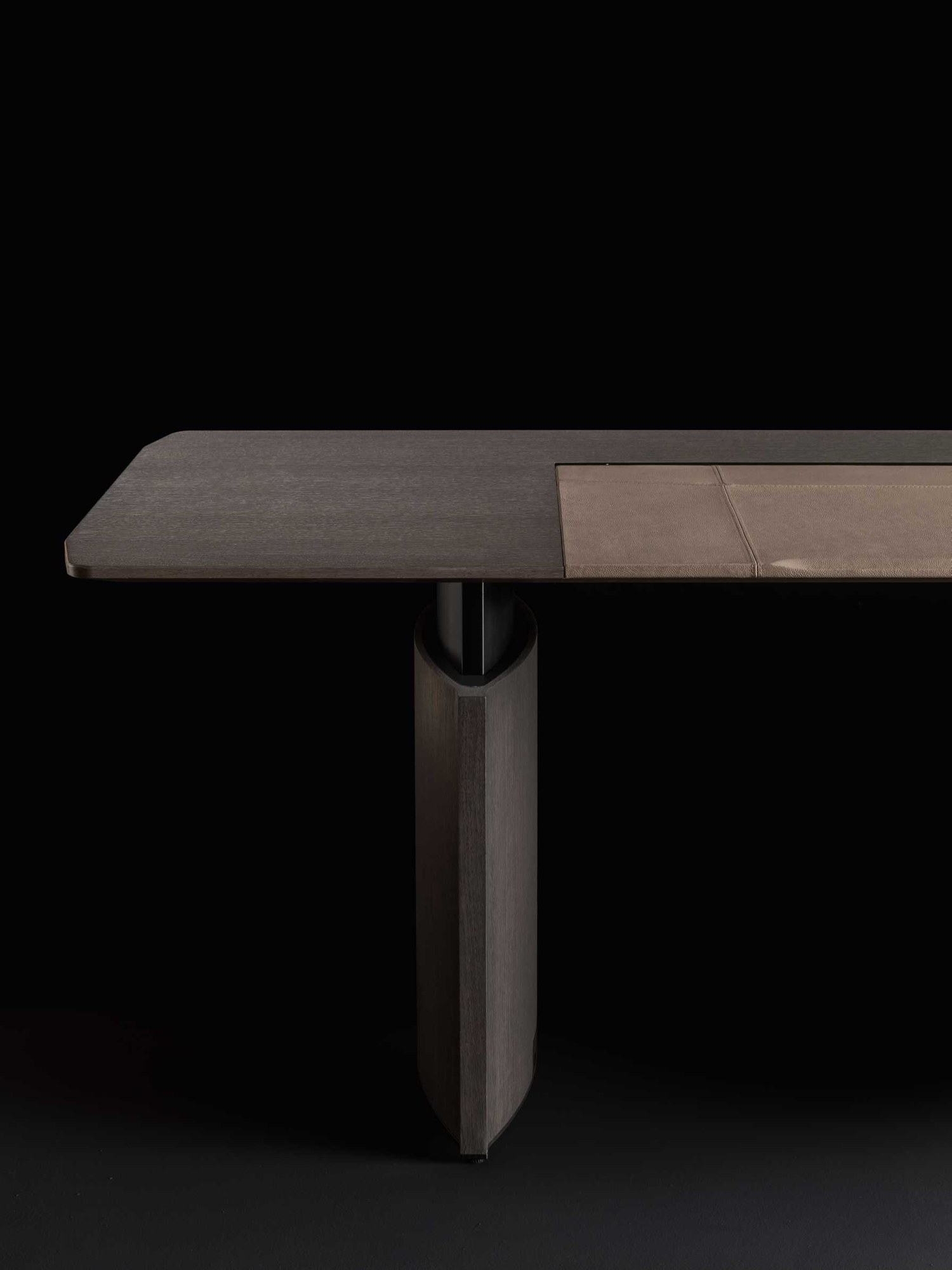 Bureau de direction Eleva e par Bralco, réglable de 75 à 120 cm bureau de direction Eleva e Bralco, détail du piètement en bois cintré et du plateau plaqué chêne
