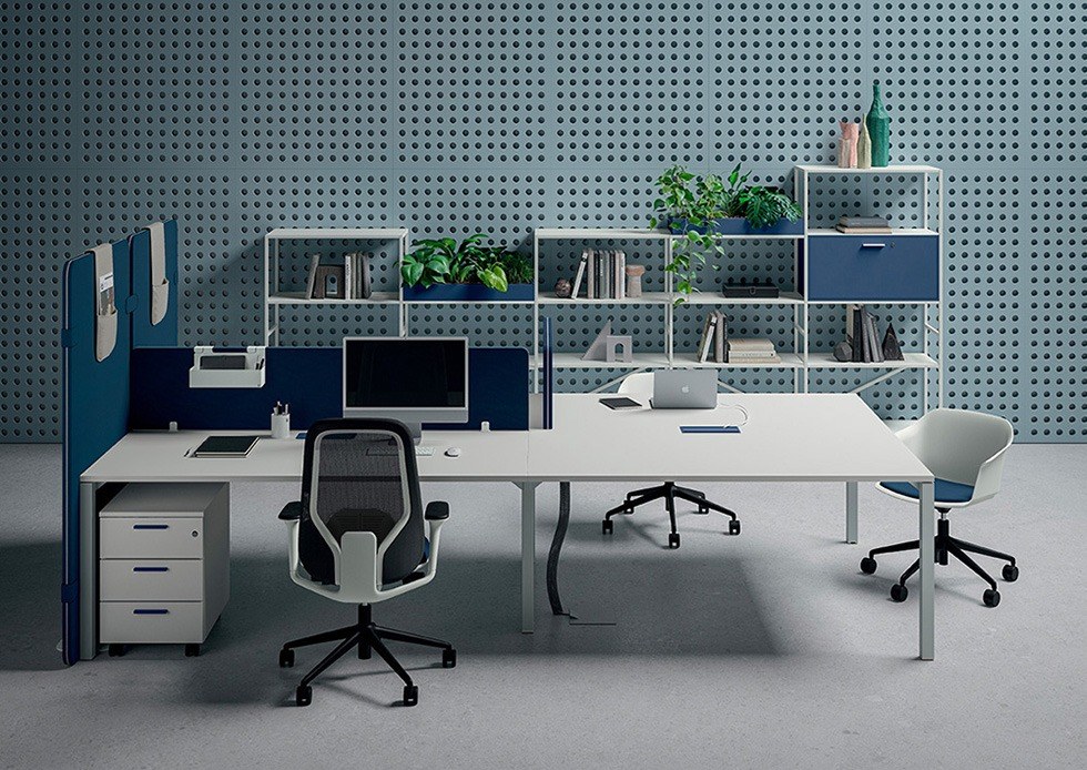 Bureau Gate par Bralco, plateau mélaminé ou chêne vieilli, 120 à 200 cm bureau Gate Bralco à plateau blanc dans un open space avec écrans acoustiques bleus