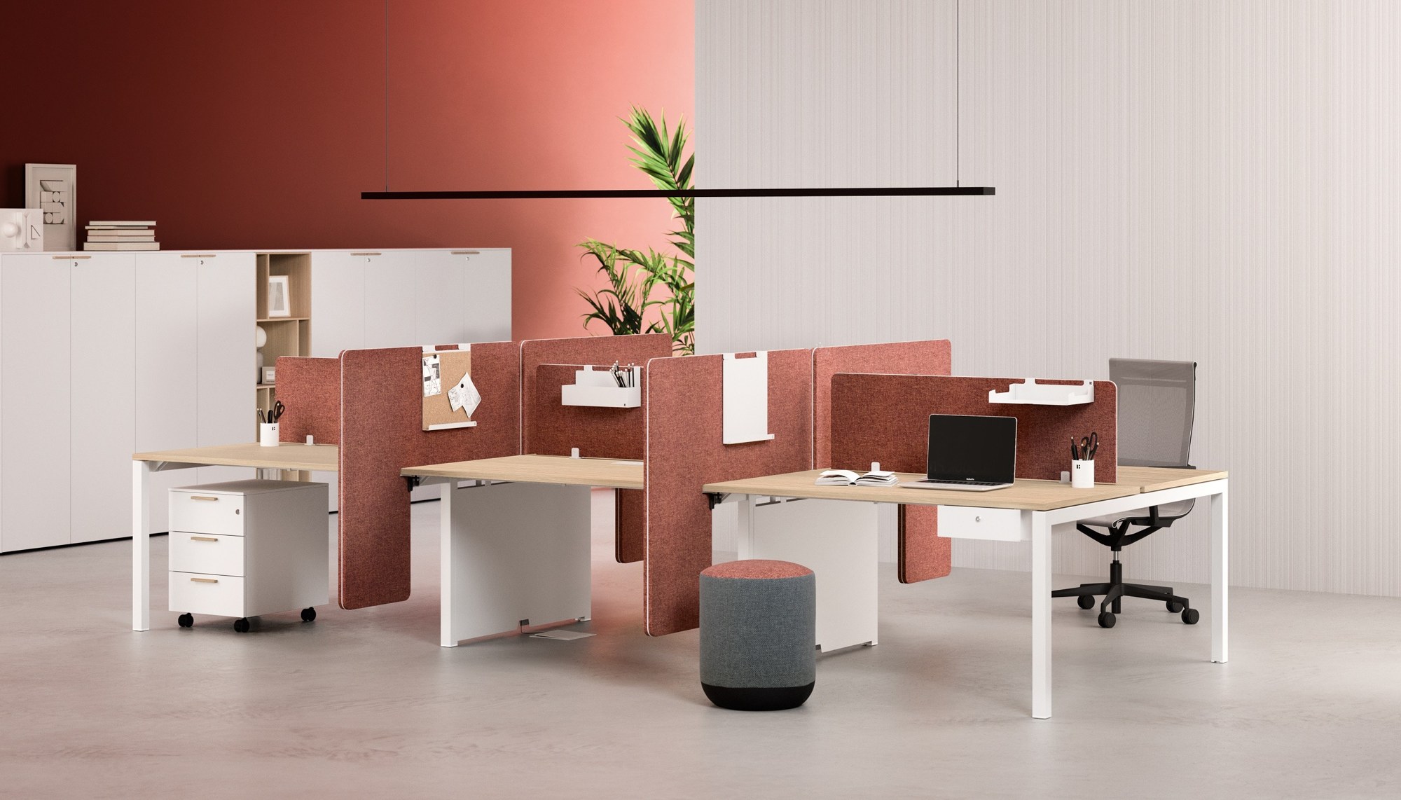 Bureau Gate par Bralco, plateau mélaminé ou chêne vieilli, 120 à 200 cm bureau Gate Bralco en postes bench à plateau chêne et piètement blanc avec écrans acoustiques