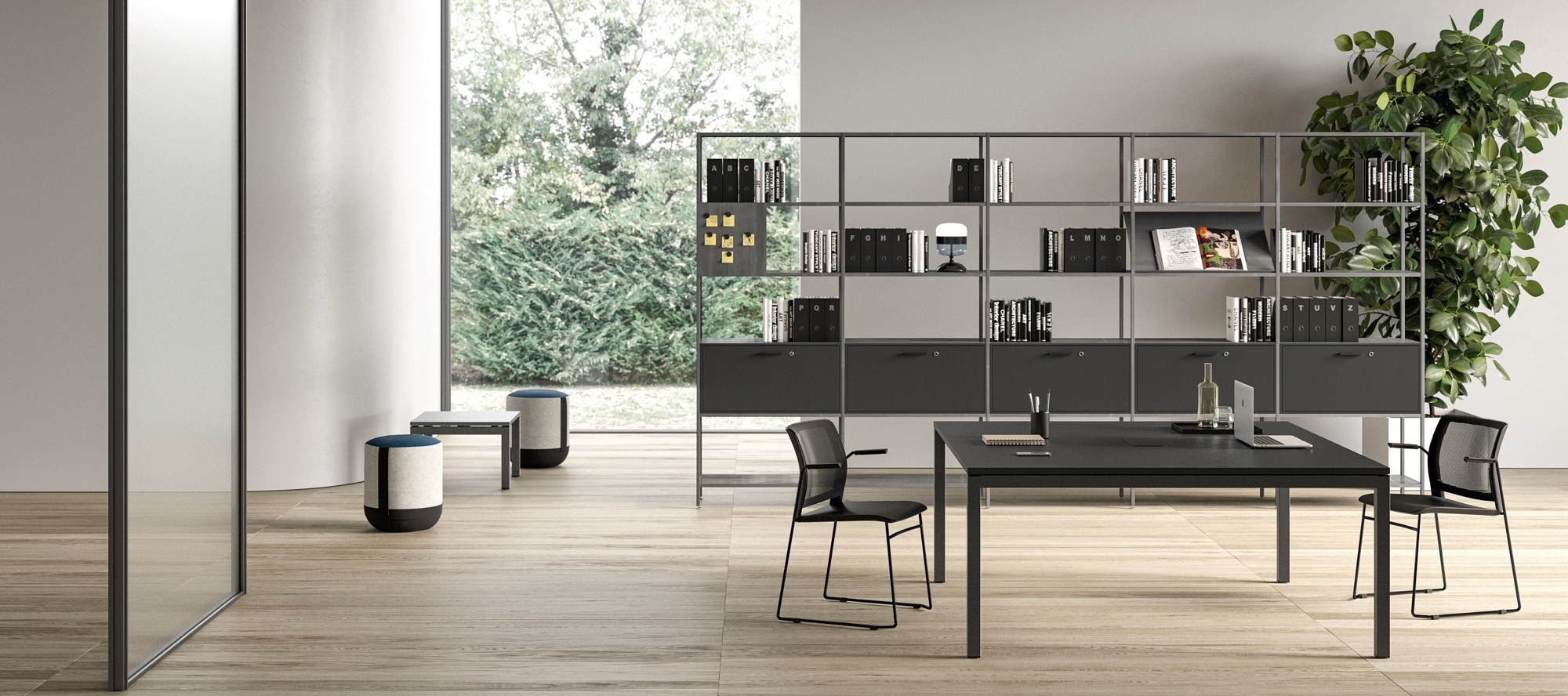 Bureau Gate par Bralco, plateau mélaminé ou chêne vieilli, 120 à 200 cm table de réunion de la gamme Gate Bralco à plateau noir dans un espace de travail