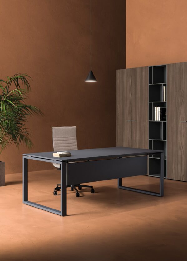 bureau Loopy Bralco anthracite avec gonne et piètement en cadre fermé dans un bureau terracotta