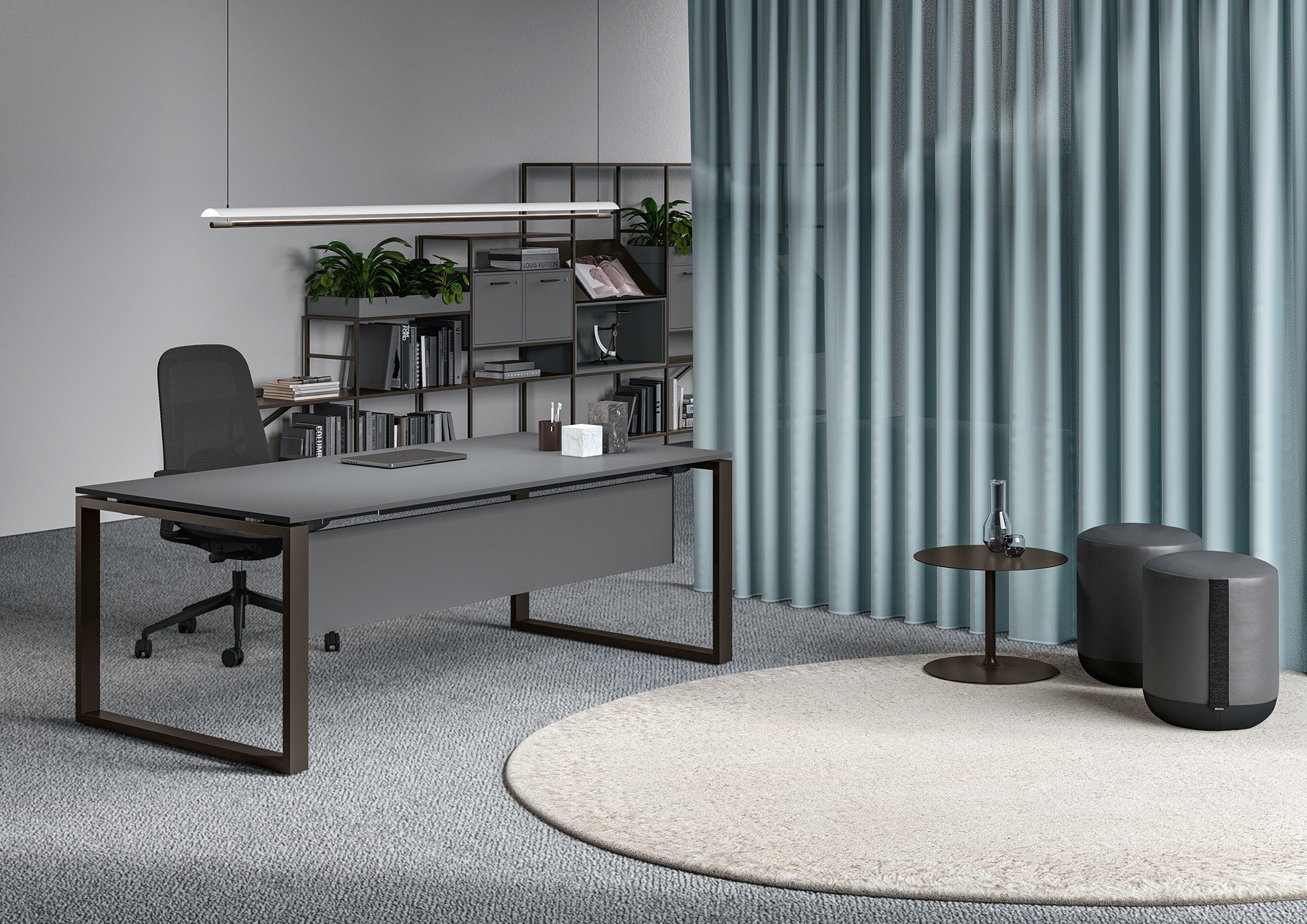 Bureau Loopy par Bralco, piètement en cadre fermé, 140 à 200 cm bureau Loopy Bralco gris foncé sur cadre bronze avec fauteuil, dans un bureau aux rideaux bleus