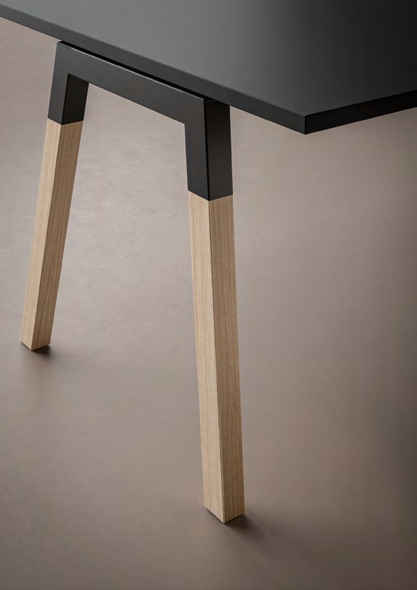 Bureau Polare par Bralco, pieds en chêne et acier, 120 à 200 cm bureau Polare Bralco, détail du pied bicolore en acier noir et chêne massif