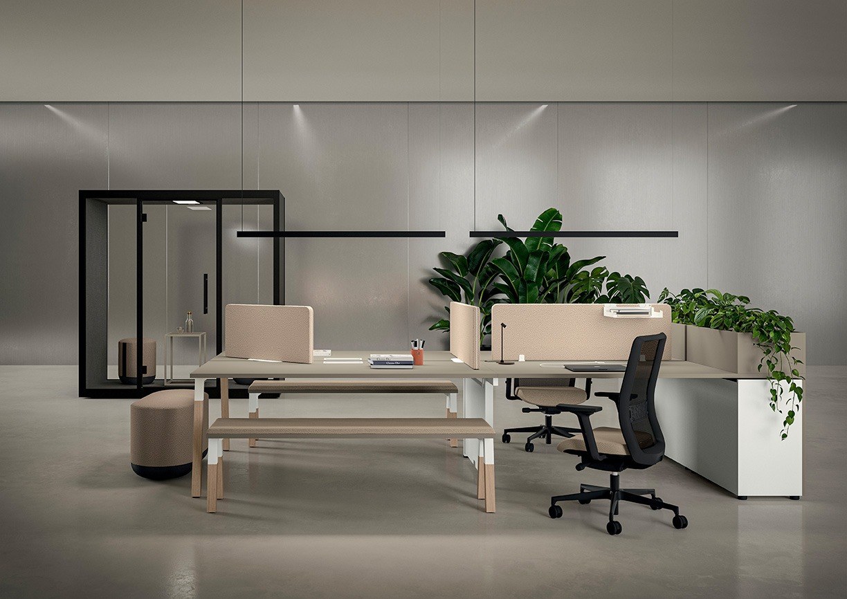 Bureau Polare par Bralco, pieds en chêne et acier, 120 à 200 cm bureau Polare Bralco en bench dans un open space avec cabine acoustique et plantes