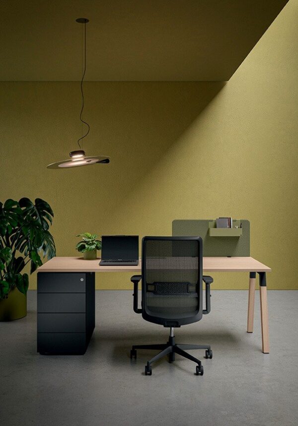 bureau Polare Bralco à plateau chêne et pieds en bois avec caisson noir dans un bureau vert