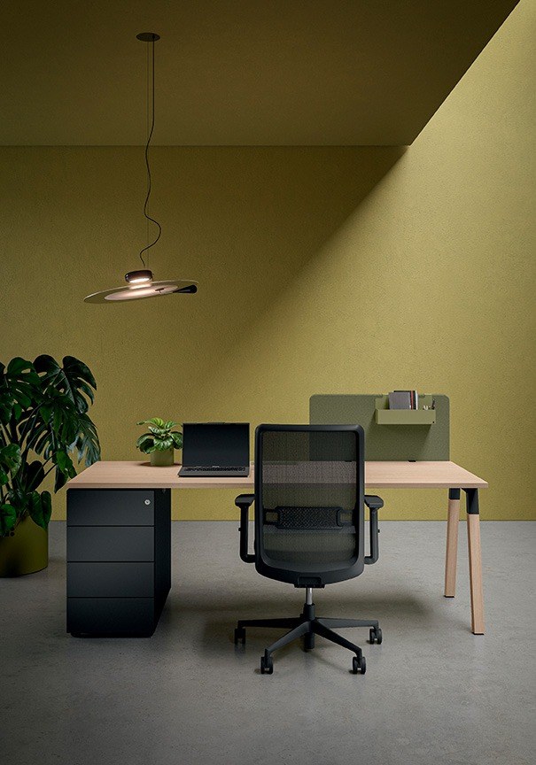 Bureau Polare par Bralco, pieds en chêne et acier, 120 à 200 cm bureau Polare Bralco à plateau chêne et pieds en bois avec caisson noir dans un bureau vert