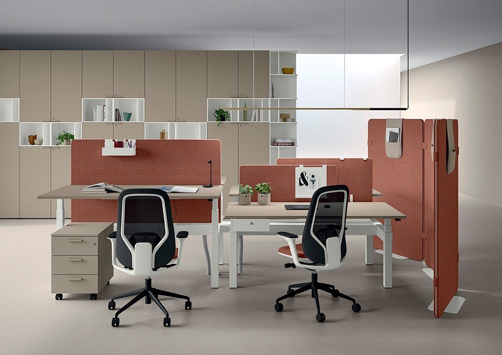 Bureau réglable en hauteur Winglet e par Bralco, 140 à 200 cm bureaux réglables en hauteur Winglet e Bralco blancs en bench avec écrans acoustiques rouille