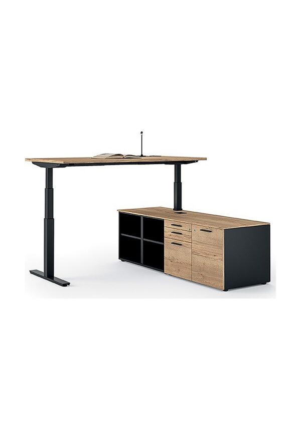 bureau réglable en hauteur Winglet e Bralco en chêne sur piètement noir avec meuble de service, fond blanc