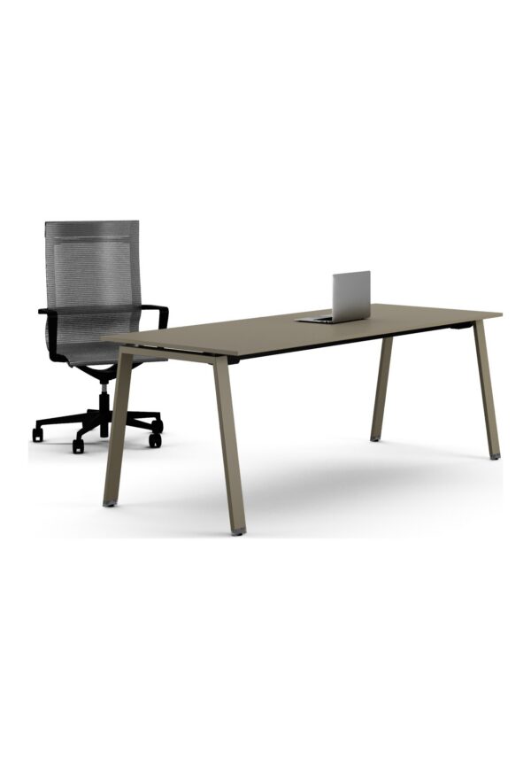 bureau Take-Off Bralco, plateau taupe sur pieds en chevalet, avec fauteuil de bureau, fond blanc