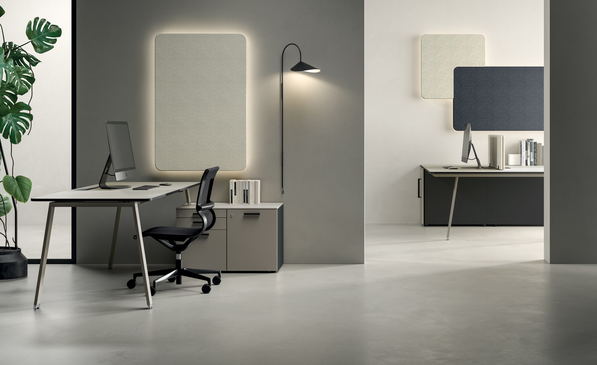 Bureau Take-Off par Bralco, pieds en A, version Evo, 140 à 200 cm bureau Take-Off Evo Bralco, plateau gris clair aux angles arrondis sur pieds en chevalet