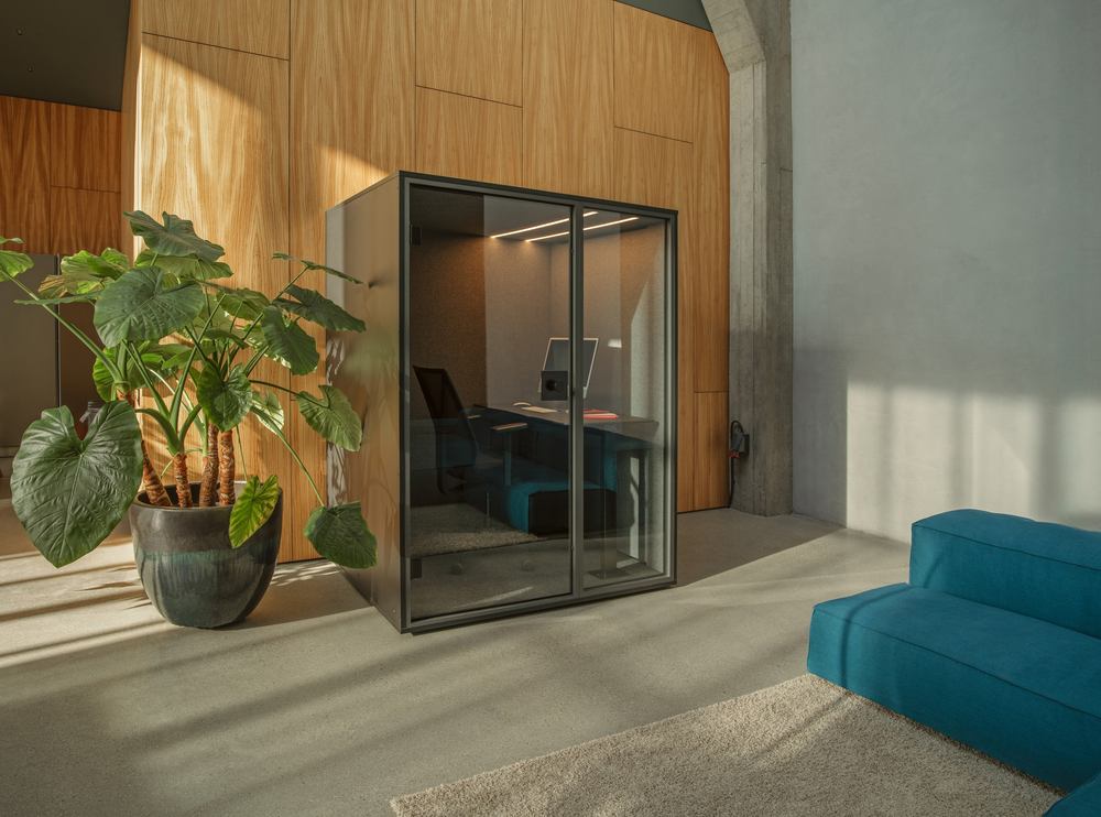 Phone Box ou Cabine Insonorisée : Laquelle Choisir pour son Open Space ? Cabine acoustique avec bureau intégré pour travailler seul au calme