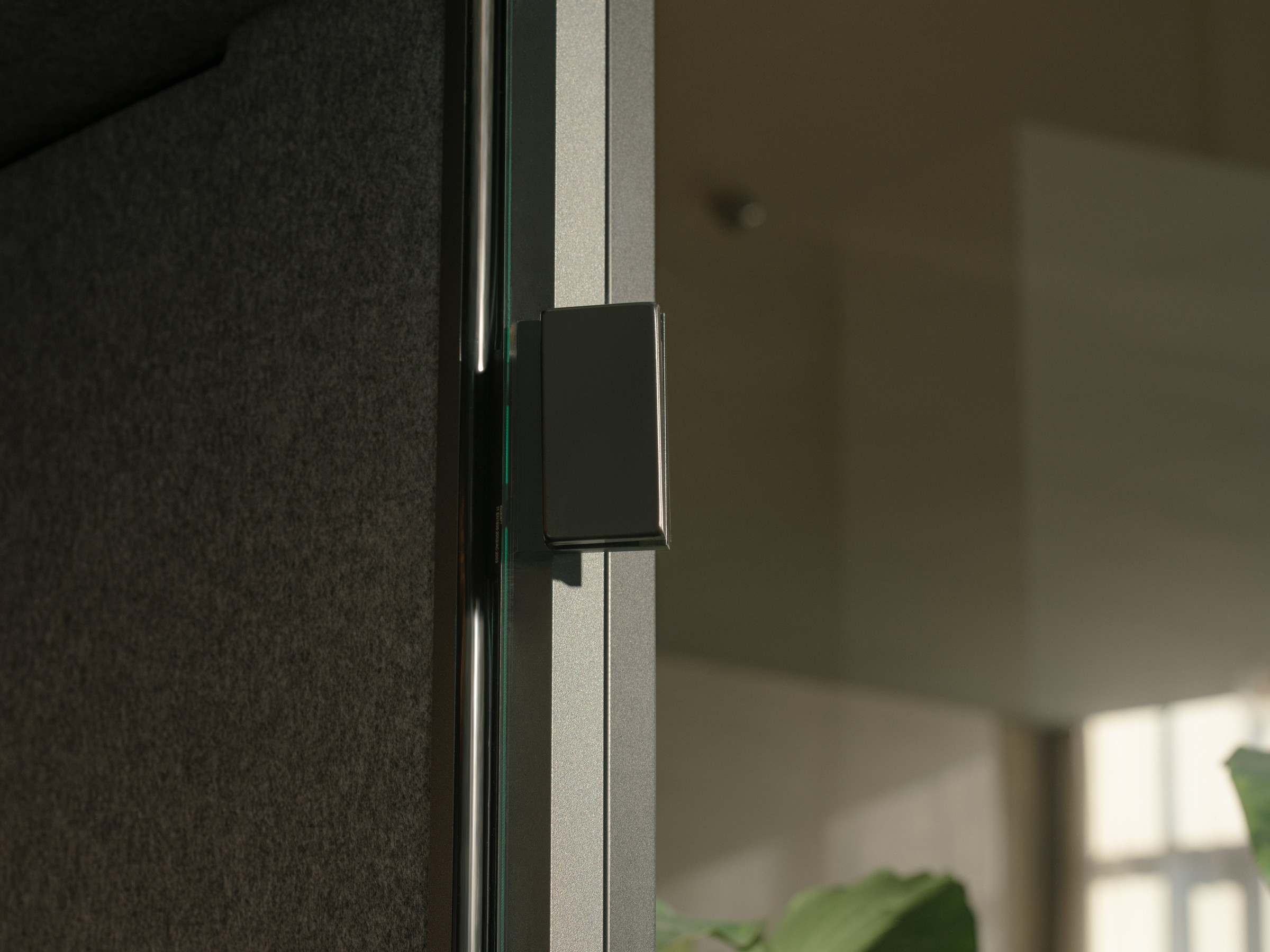 Cabine acoustique WORK par Berlin Acoustics, mini-bureau 1 personne Cabine acoustique avec bureau WORK Berlin Acoustics, détail de la porte en verre et de sa poignée