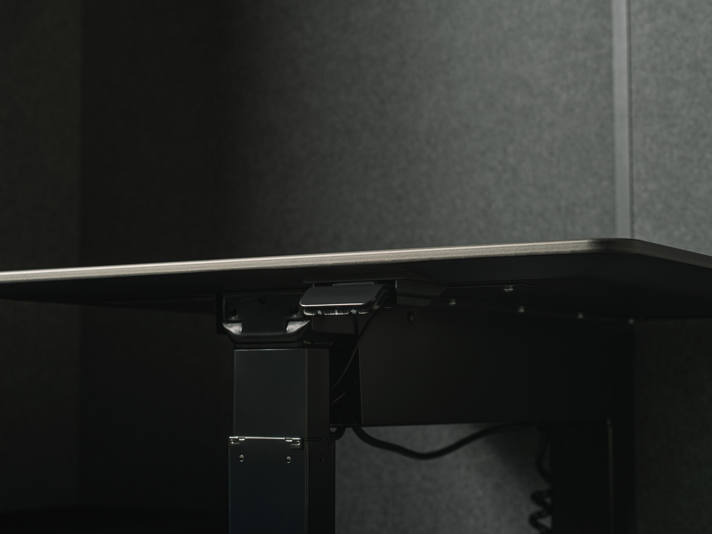 Cabine acoustique WORK par Berlin Acoustics, mini-bureau 1 personne Cabine acoustique avec bureau WORK Berlin Acoustics, détail de la table réglable et de ses pieds Linak