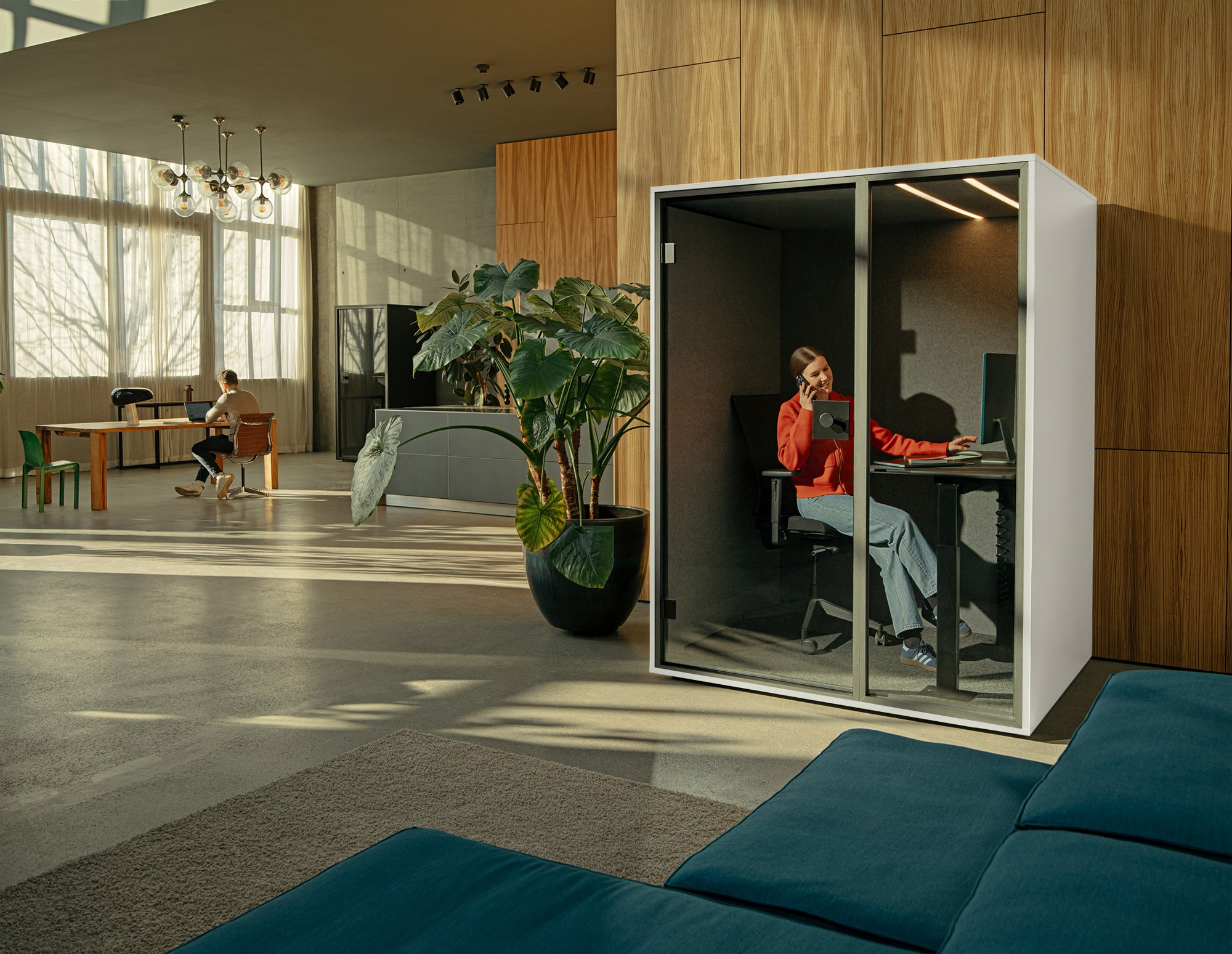 Cabine acoustique WORK par Berlin Acoustics, mini-bureau 1 personne cabine acoustique avec bureau WORK Berlin Acoustics, version blanche dans un hall