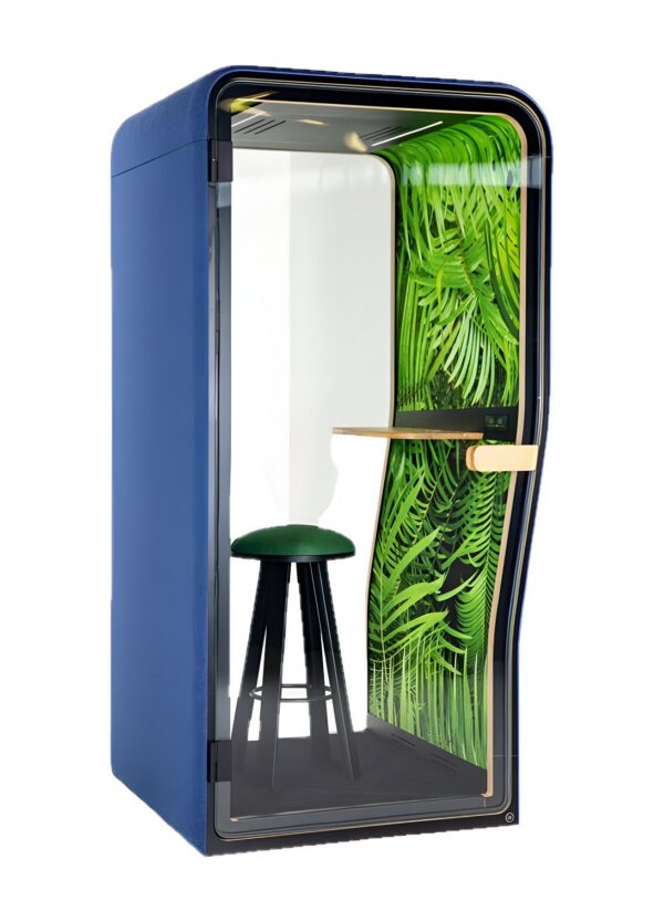 cabine acoustique BuzziNest Booth en tissu bleu, intérieur imprimé feuillage et tabouret, fond blanc