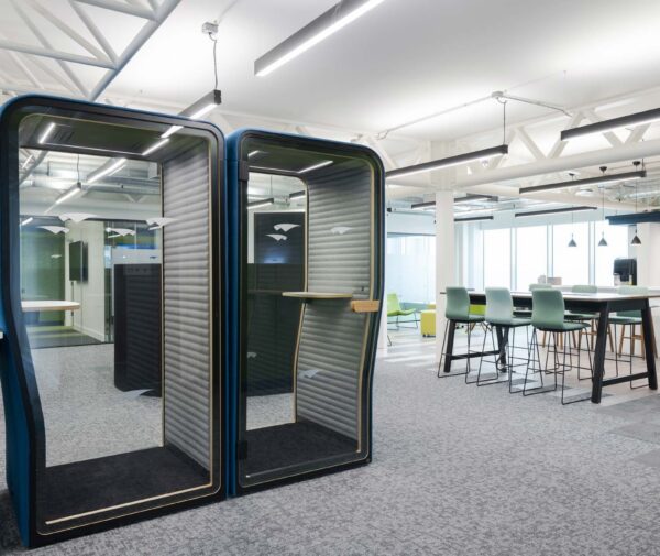 cabine acoustique BuzziNest Booth, deux cabines bleues côte à côte dans un open space