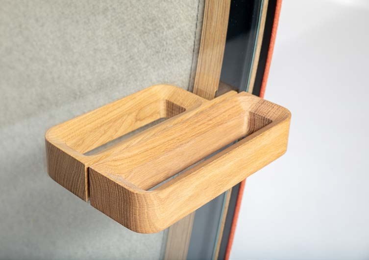 Cabine acoustique BuzziNest par BuzziSpace, Booth, Office, Pod ou Room cabine acoustique BuzziNest, détail de la poignée ergonomique en chêne sur la porte vitrée