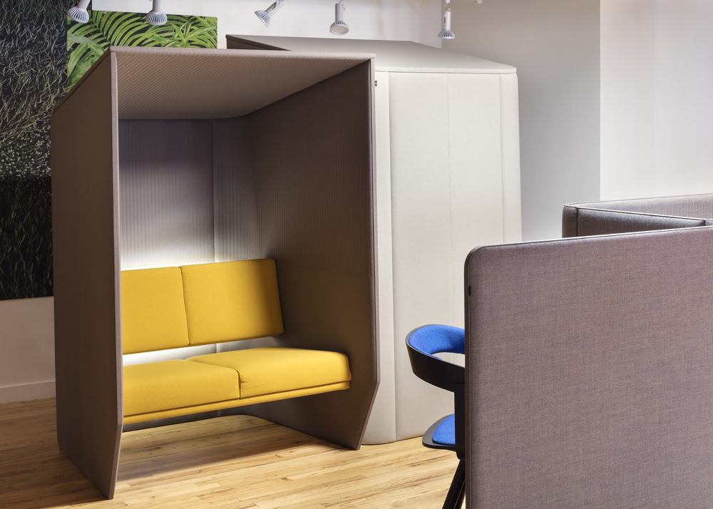 Phone Box ou Cabine Insonorisée : Laquelle Choisir pour son Open Space ? Alcôve acoustique BuzziHub, cabine insonorisée semi-ouverte avec banquette jaune