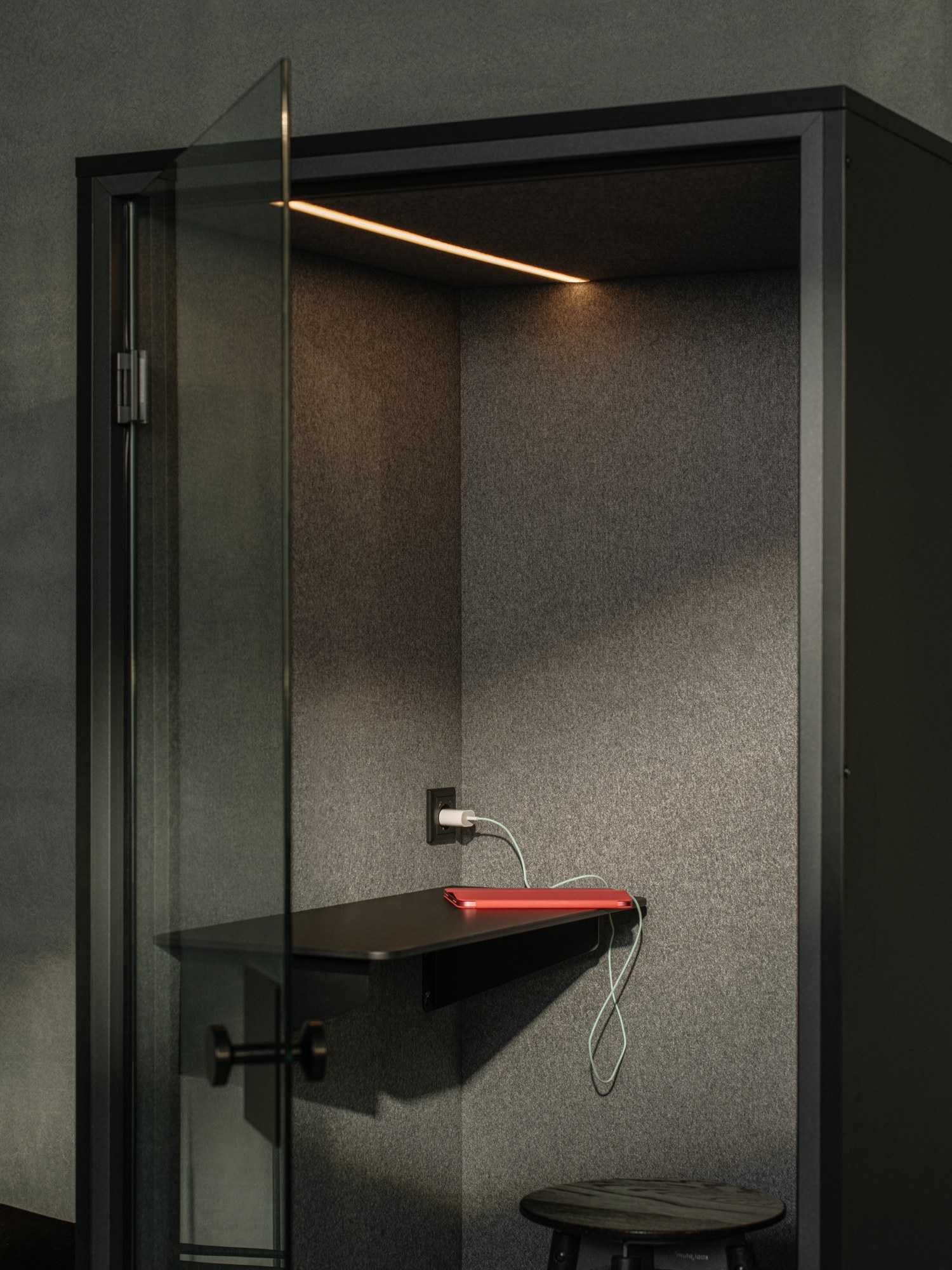 Cabine acoustique FOCUS par Berlin Acoustics, 1 personne Cabine téléphonique bureau FOCUS Berlin Acoustics, intérieur avec tablette, prise, port USB et bandeau LED