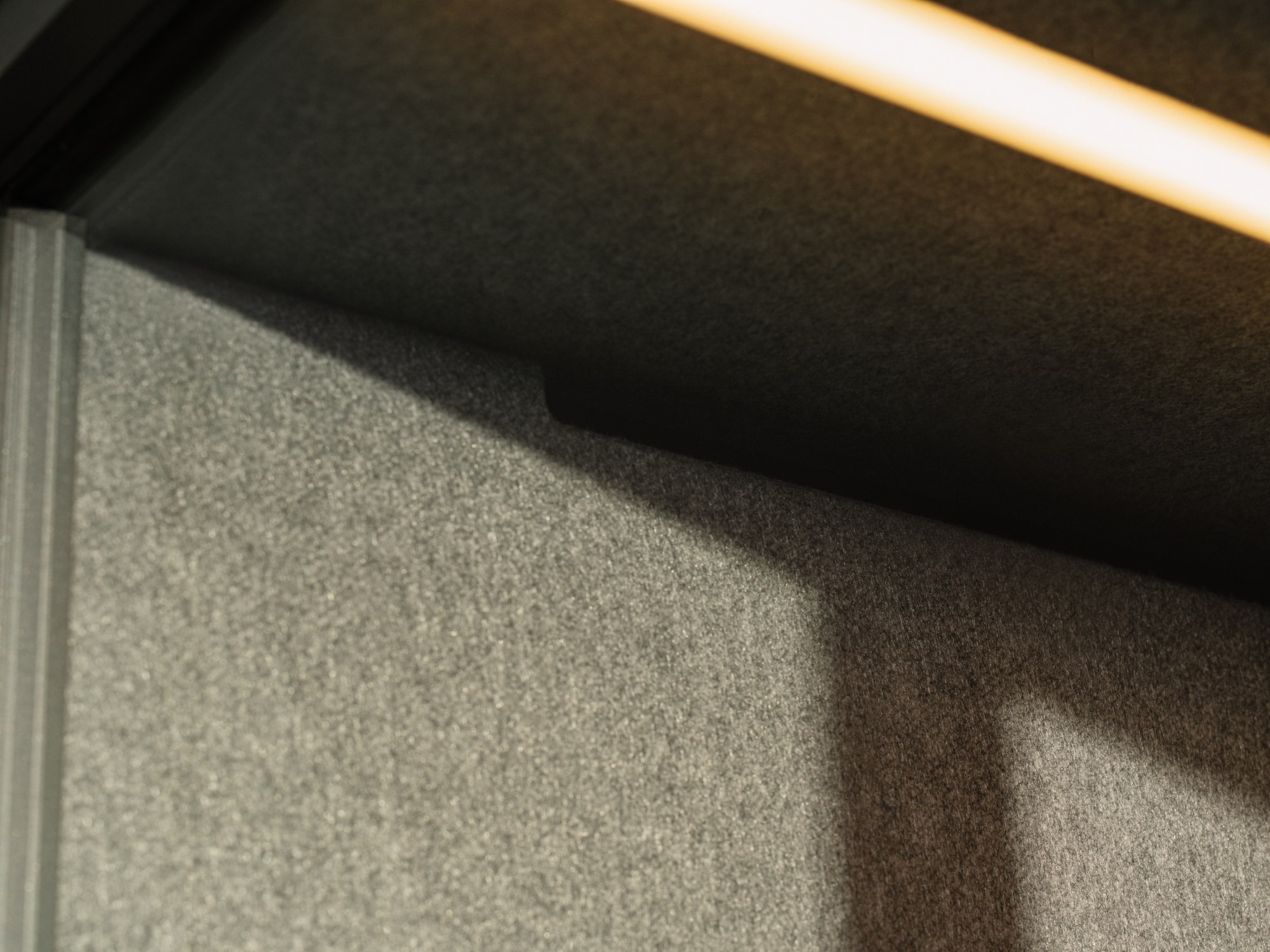 Cabine acoustique FOCUS par Berlin Acoustics, 1 personne Cabine téléphonique bureau FOCUS Berlin Acoustics, paroi intérieure grise et éclairage LED