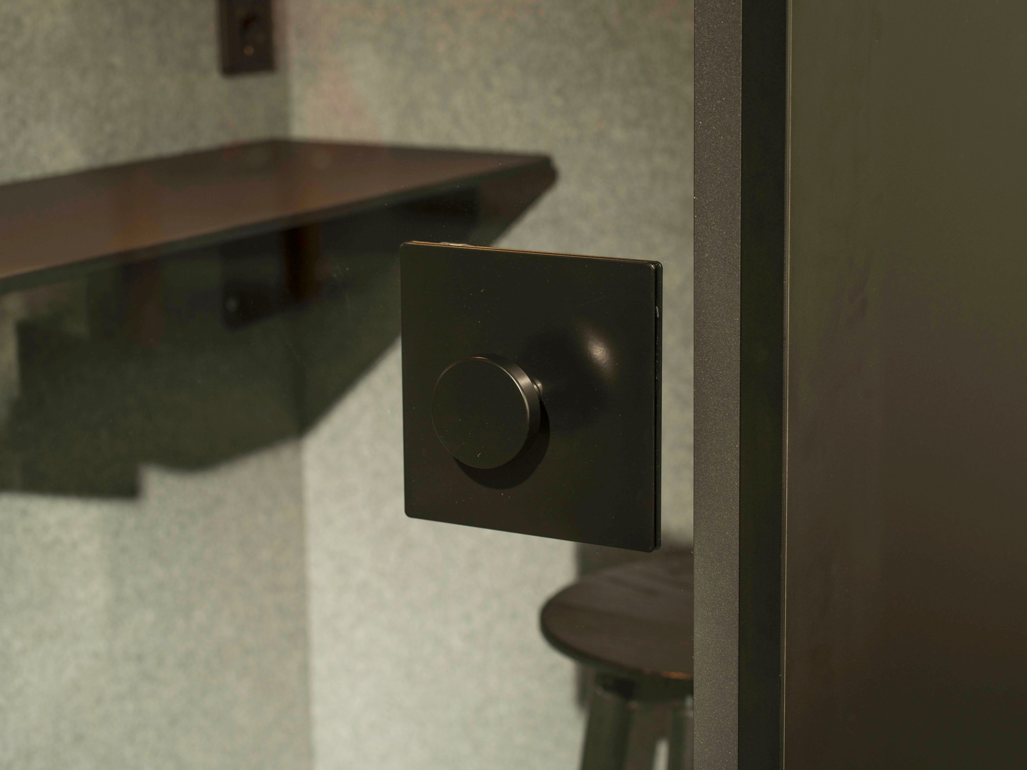 Cabine acoustique FOCUS par Berlin Acoustics, 1 personne Cabine téléphonique bureau FOCUS Berlin Acoustics, poignée de la porte en verre et tablette