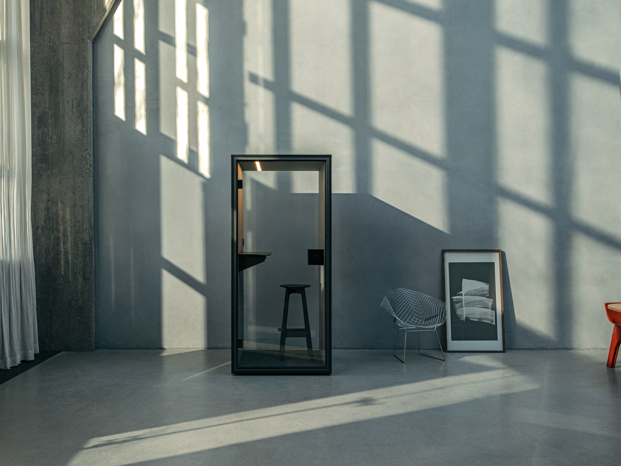 Cabine acoustique FOCUS par Berlin Acoustics, 1 personne Cabine téléphonique bureau FOCUS Berlin Acoustics, cabine noire installée dans un loft, avec tabouret