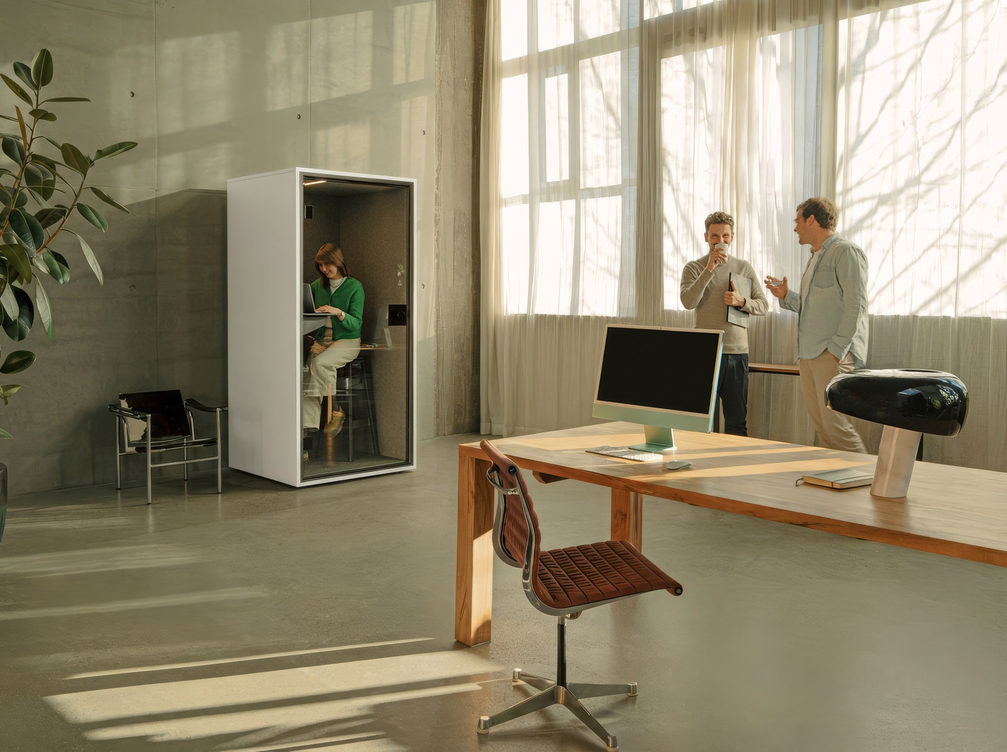 Cabine acoustique FOCUS par Berlin Acoustics, 1 personne cabine téléphonique bureau FOCUS Berlin Acoustics, version blanche dans un open space