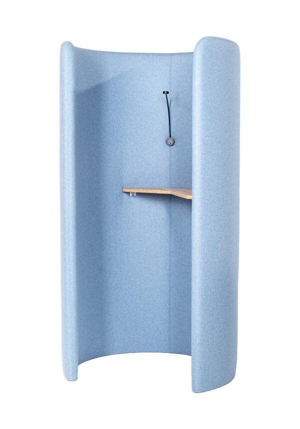cabine téléphonique BuzziHug BuzziSpace, cabine d'isolement bleue avec tablette en chêne, fond blanc