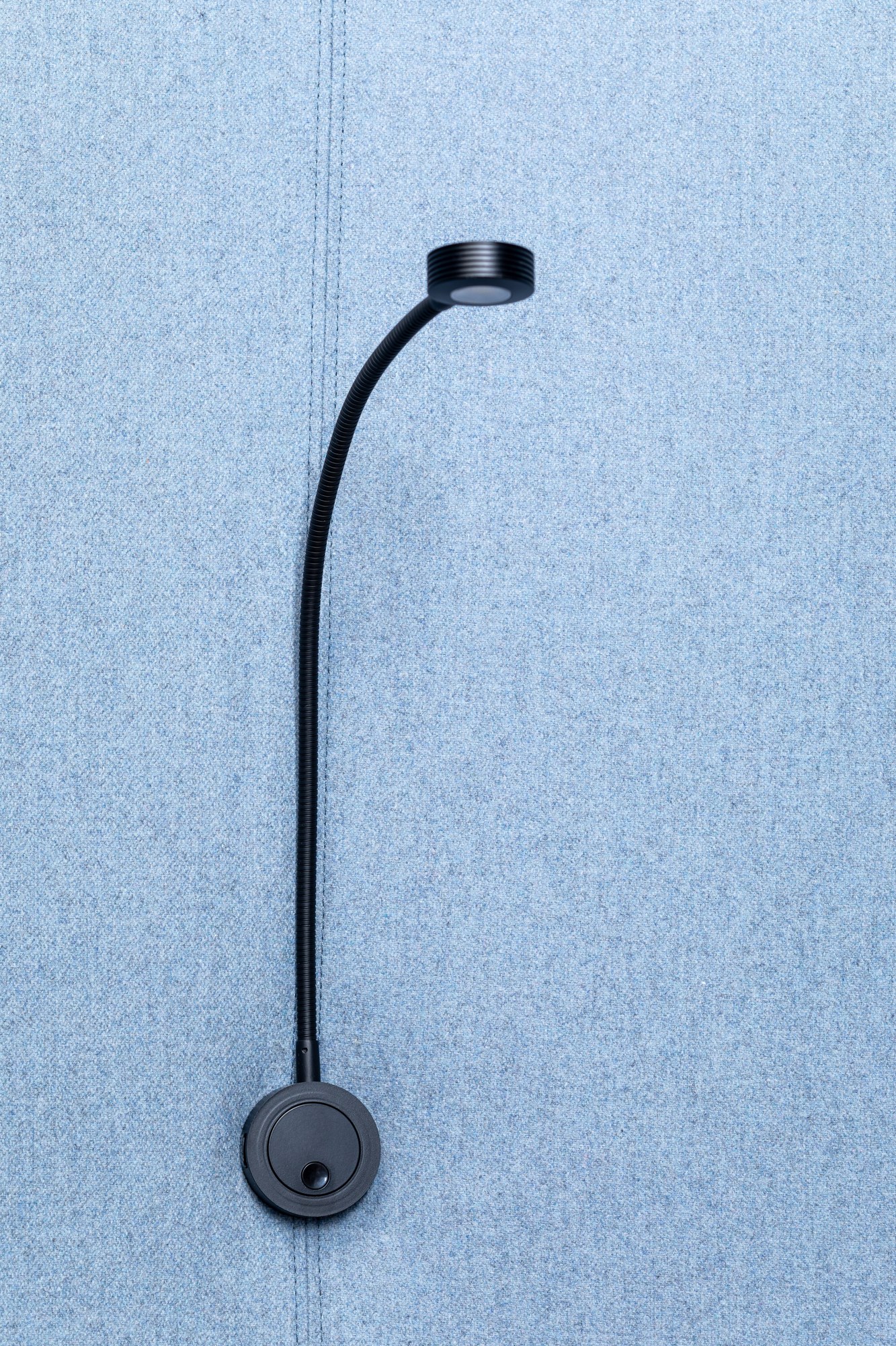 Cabine téléphonique BuzziHug par BuzziSpace, tablette incluse cabine téléphonique BuzziHug BuzziSpace, détail de la lampe LED flexible en aluminium noir
