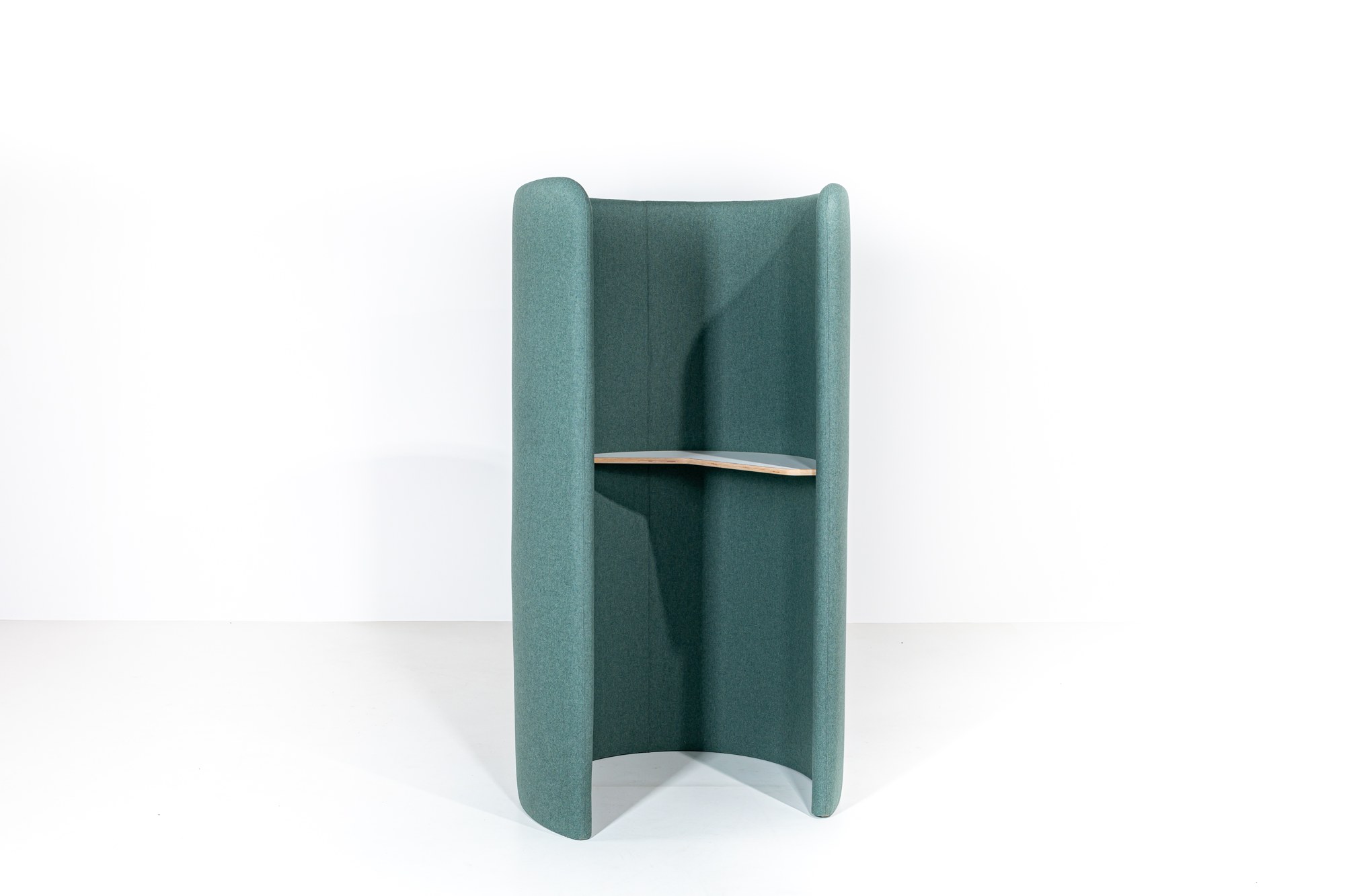 Cabine téléphonique BuzziHug par BuzziSpace, tablette incluse cabine téléphonique BuzziHug BuzziSpace verte, vue de trois quarts avec tablette en chêne