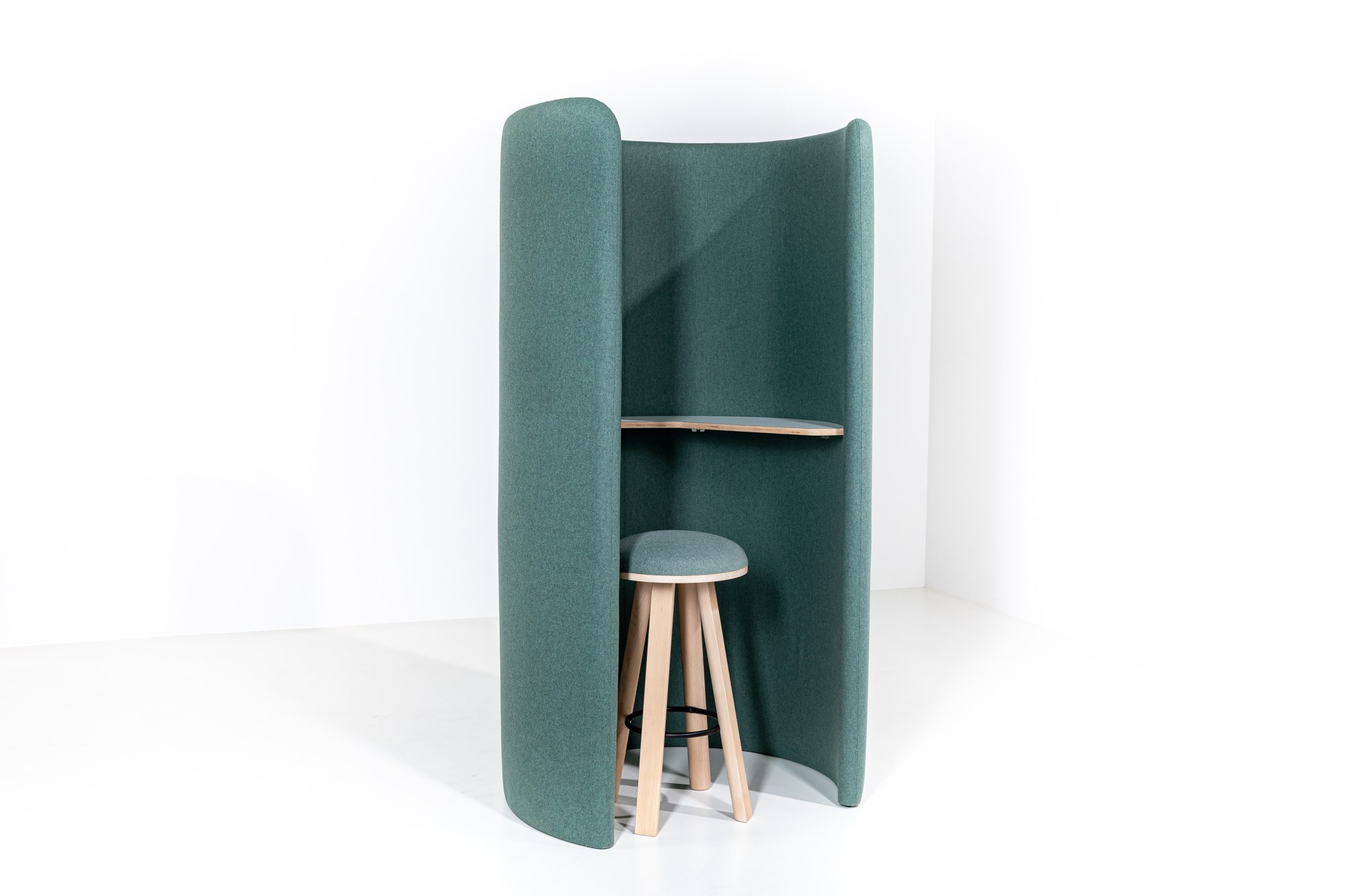 Cabine téléphonique BuzziHug par BuzziSpace, tablette incluse cabine téléphonique BuzziHug BuzziSpace en tissu vert avec tablette et tabouret