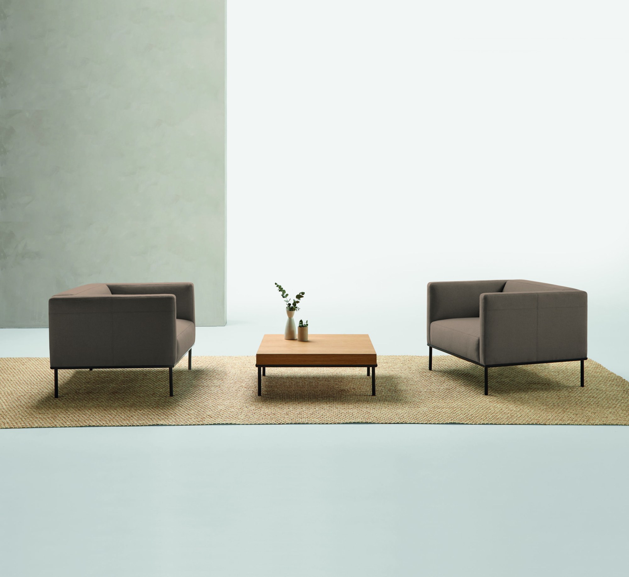 Canapé modulable lounge Escalas par Inclass, assises et plateaux canapé modulable lounge Inclass Escalas, deux fauteuils bruns autour d une table basse