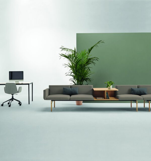 canapé modulaire accueil Inclass Lapse avec console en chêne dans un espace de travail